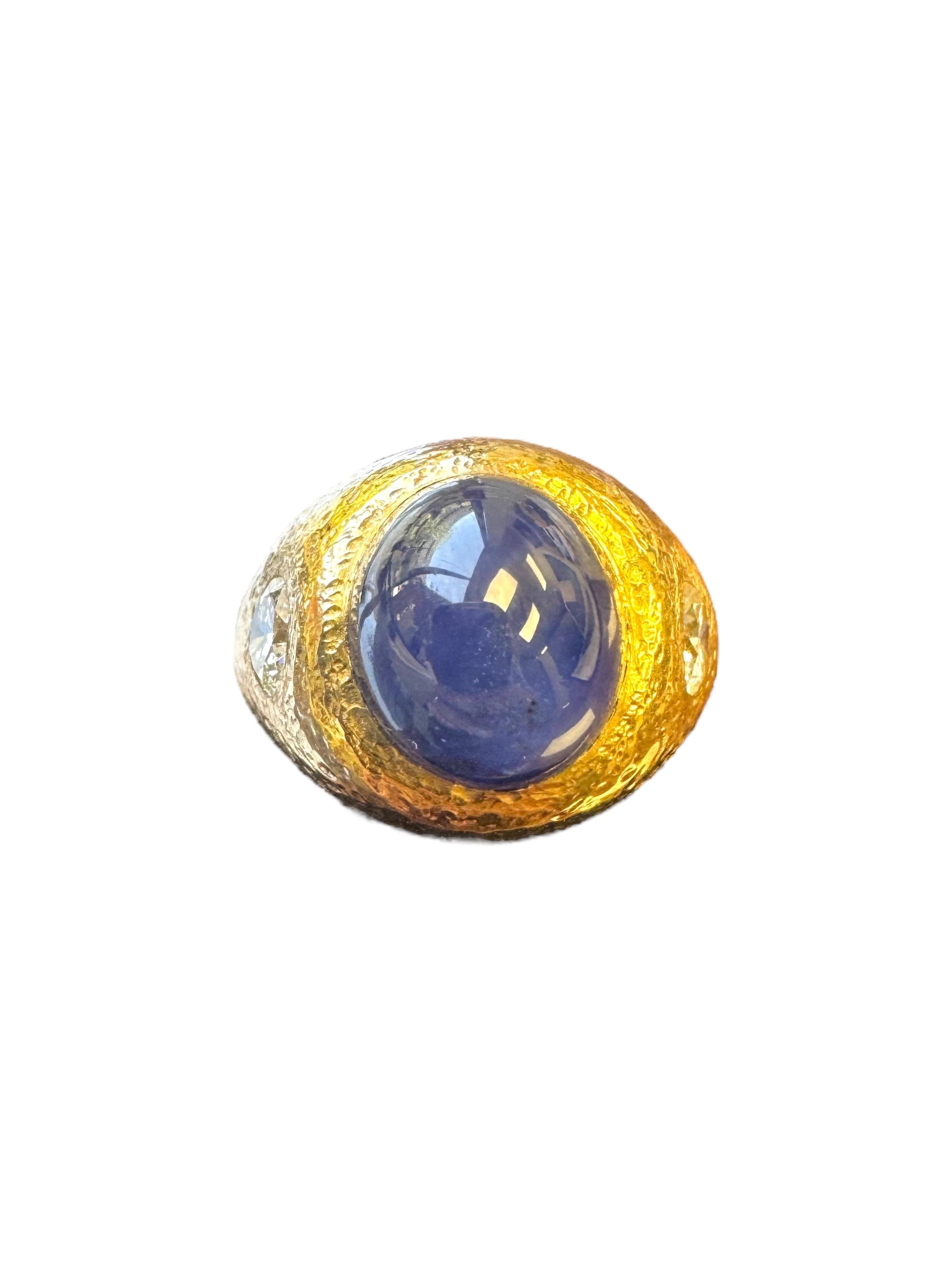Anillo de oro amarillo de 14 quilates con zafiro cabujón y detalles de diamantes en venta 3