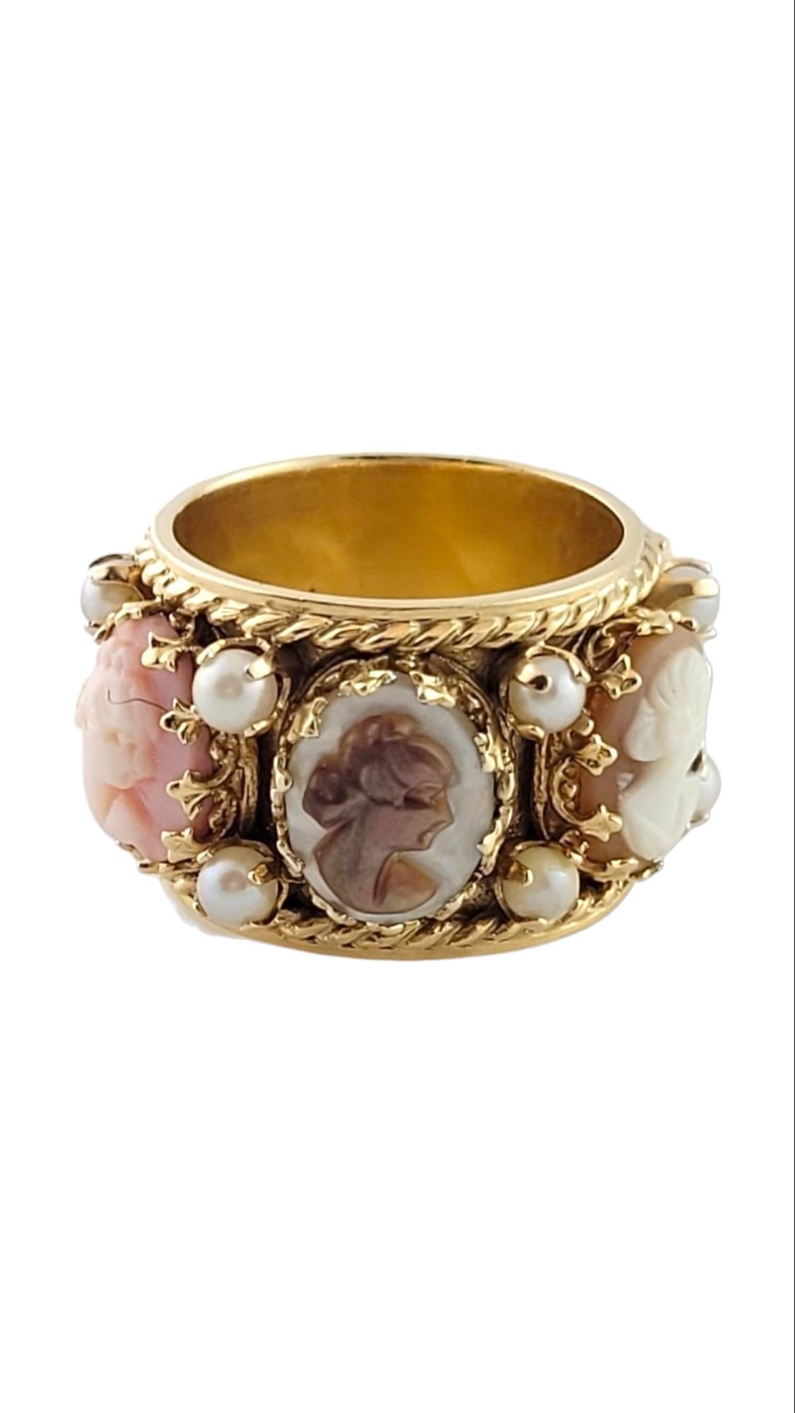 Vintage 14K Yellow Gold Cameo-Pearl Band Size 7.25

This gorgeous 14K gold cameo band is packed with beautiful detailing and 12 stunning white pearls!
Pearls: 3.1mm each

Ring size: 7.25
Shank: 15.0mm

Weight: 12.4 g/ 7.9 dwt

Hallmark: SB 14K

Very