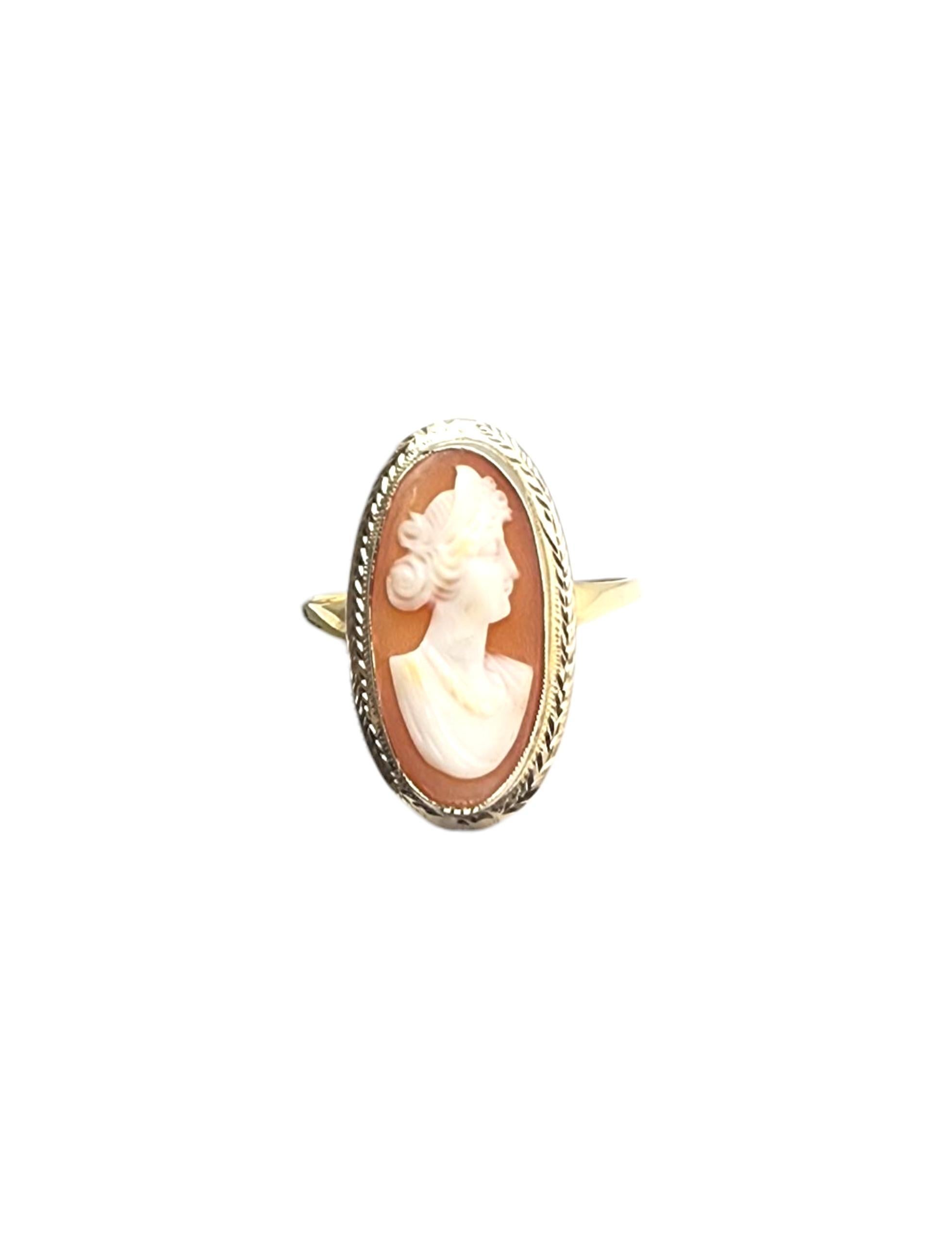 14K Yellow Gold Cameo Ring -

Elegant and vintage-inspired, this 14K yellow gold cameo ring showcases a finely carved cameo set in a classic gold band, blending timeless artistry with sophisticated style.

Weight: 3.1 gr. / 2 dwt.

Size: