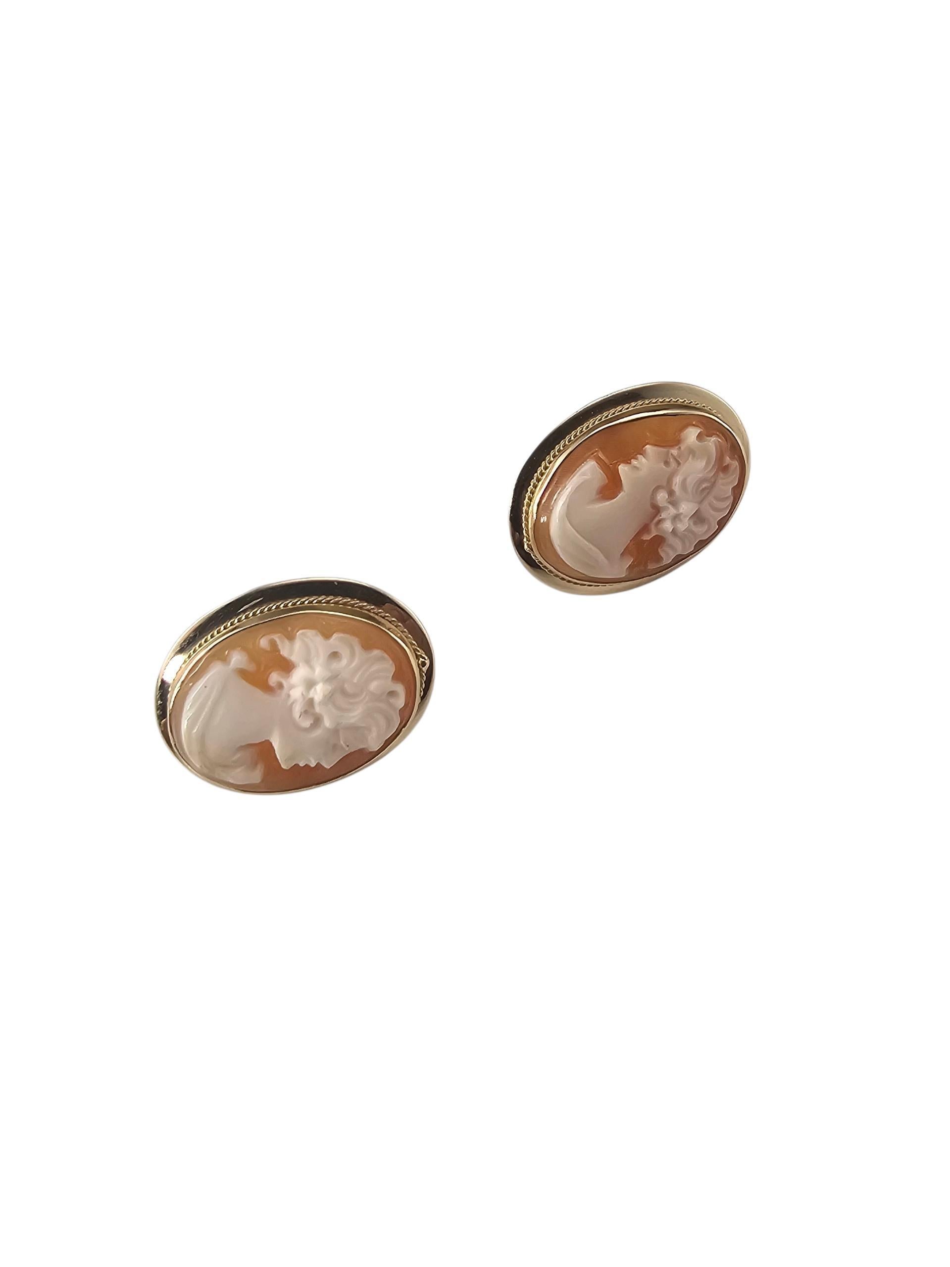 Orecchini a perno con cammeo in oro giallo 14K-

Questi eleganti orecchini con cammeo presentano ciascuno un'adorabile donna di profilo incastonata nel classico oro giallo 14K. Affascinante, femminile e facile da indossare: perfetto per chi ama un