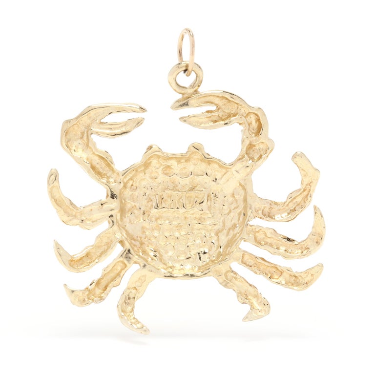 A 14 karat yellow gold Cancer zodiac crab charm / pendant. This pendant features a crab motif with a textured shell and slightly open claws.

Length: 1 in.

Width: 1 in.

2.87 dwts.

* Please note that this is a vintage item and may show signs of