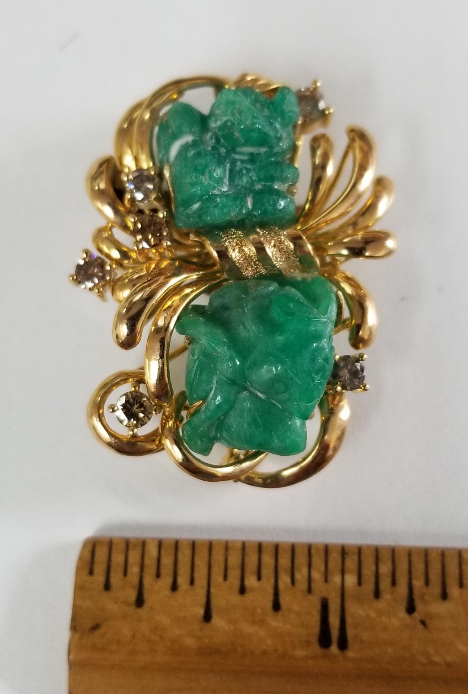 14 Karat Yellow Gold Carved Emerald and Diamond Pin For Sale 2