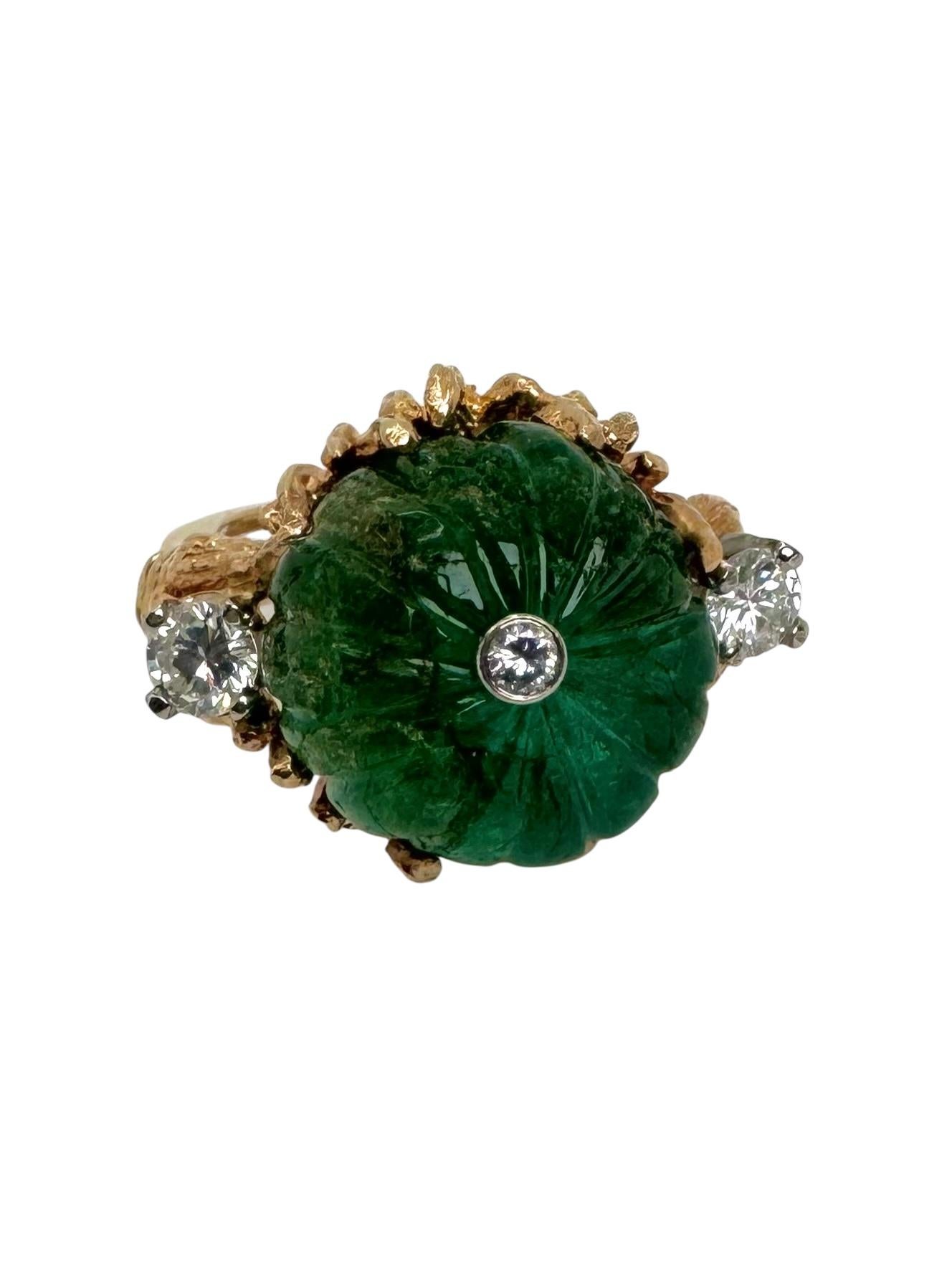Bague en or jaune 14 carats avec émeraude sculptée et diamants en vente 5