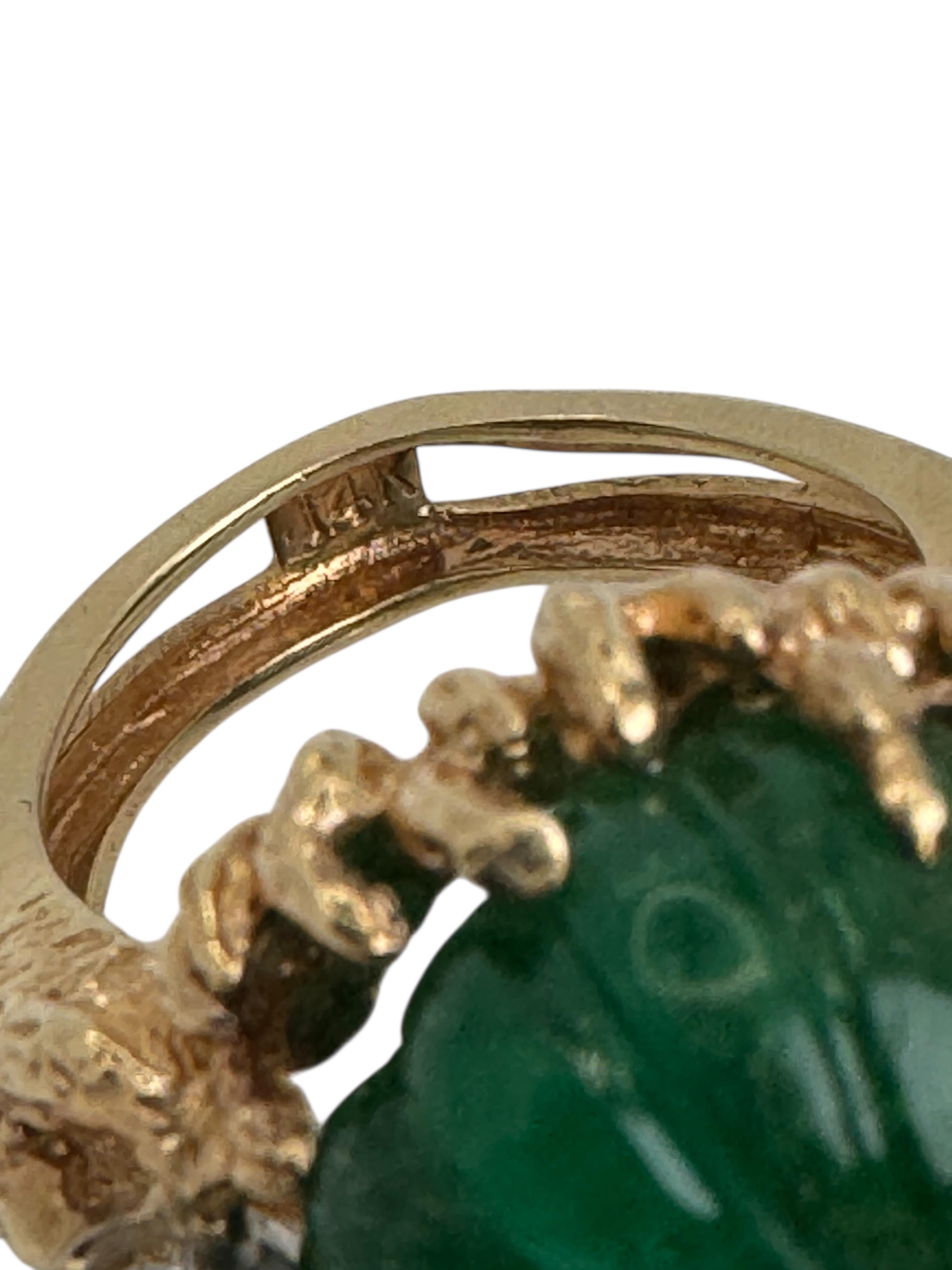 Bague en or jaune 14 carats avec émeraude sculptée et diamants en vente 6