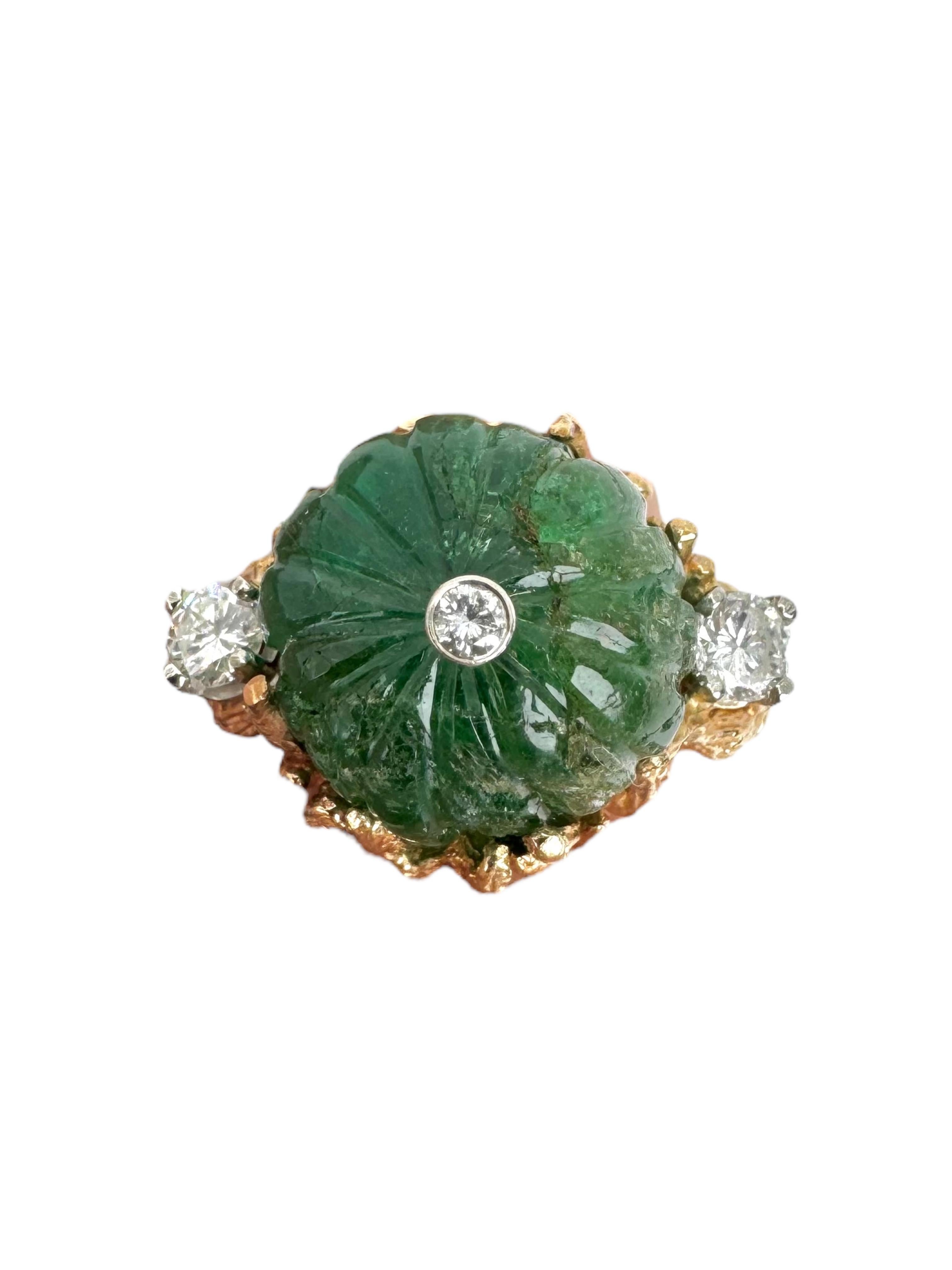 Taille brillant Bague en or jaune 14 carats avec émeraude sculptée et diamants en vente