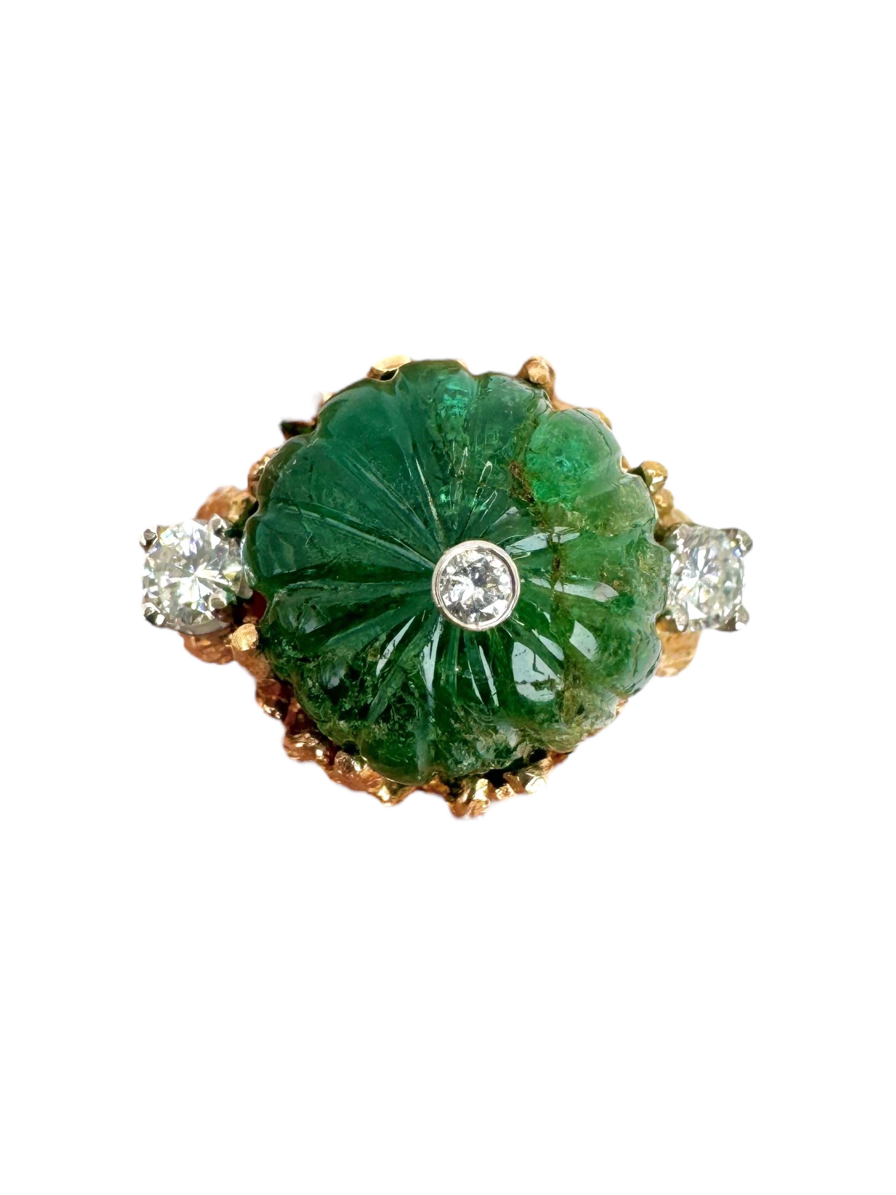 Bague en or jaune 14 carats avec émeraude sculptée et diamants Excellent état - En vente à Great Neck Plaza, NY