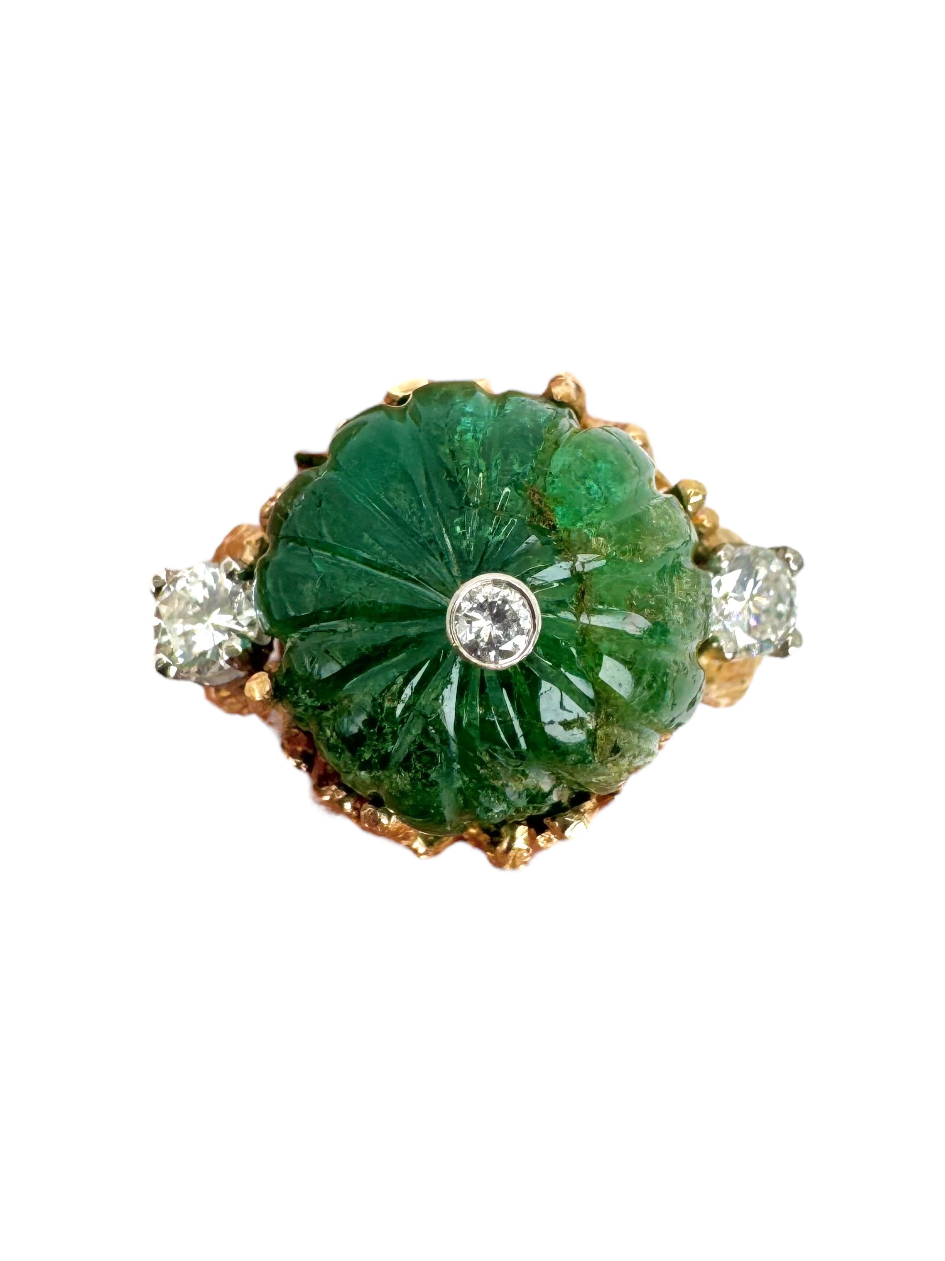 Bague en or jaune 14 carats avec émeraude sculptée et diamants Unisexe en vente