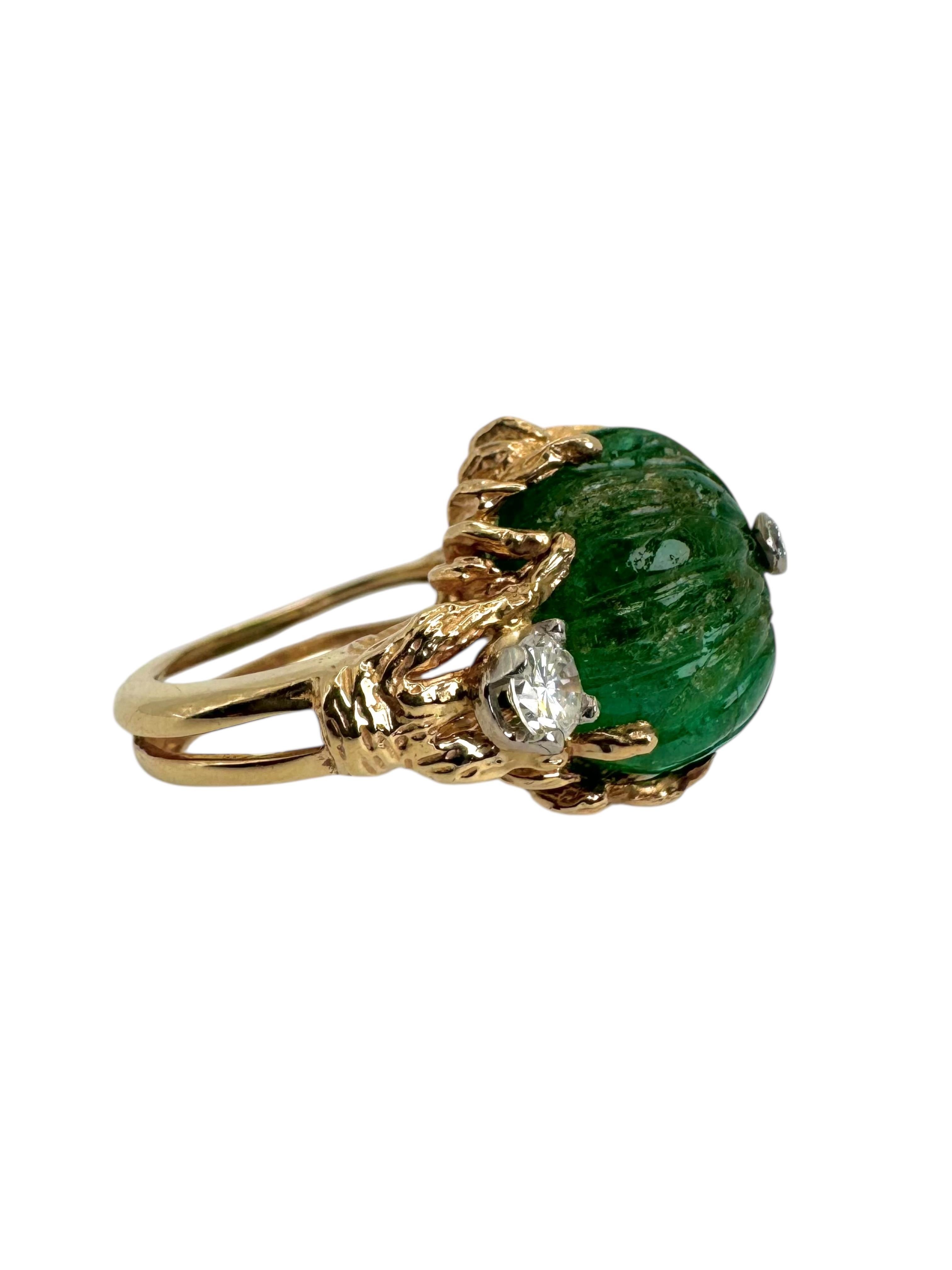 Bague en or jaune 14 carats avec émeraude sculptée et diamants en vente 3