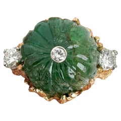 Anillo de oro amarillo de 14 quilates tallado con esmeralda y diamantes