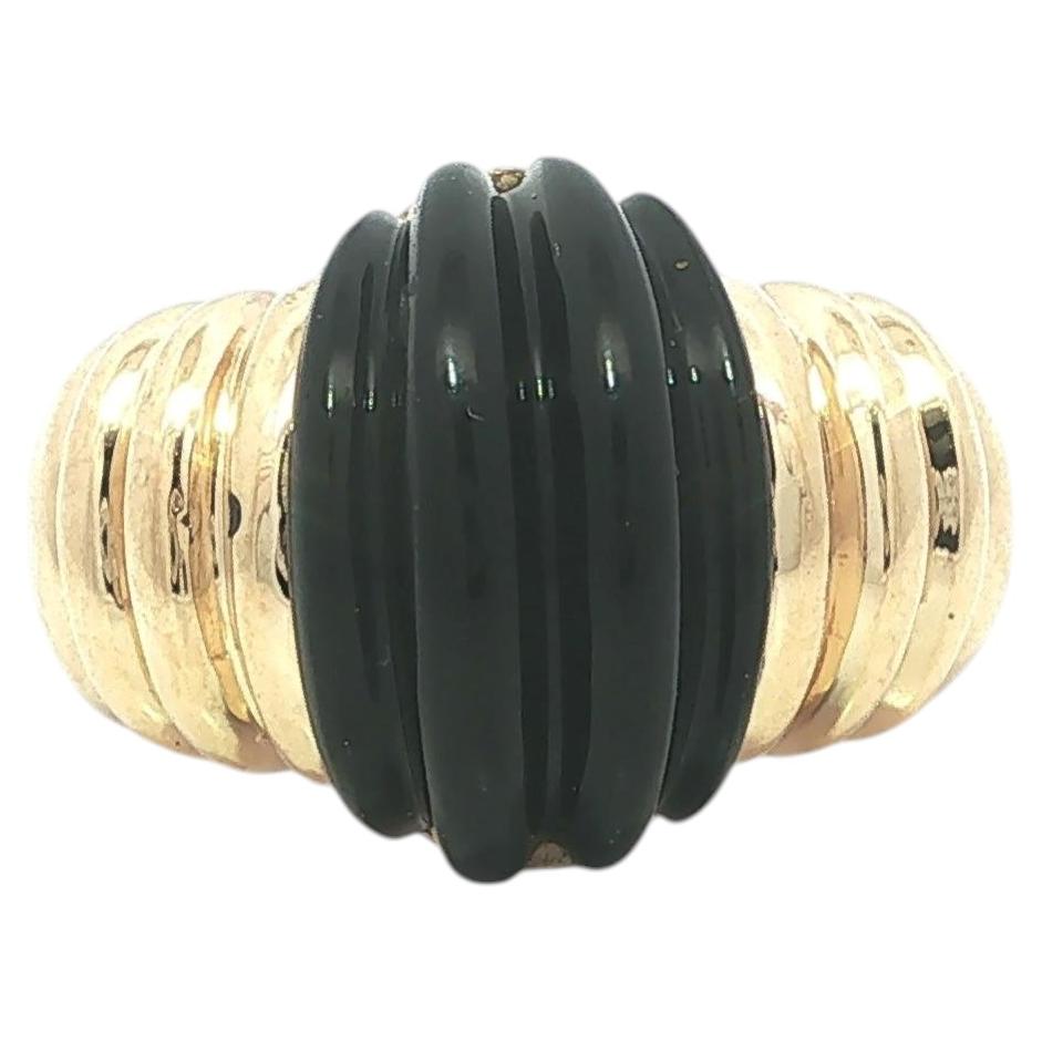 Bague large en or jaune 14 carats, ornée d'onyx noir rainuré et sculpté en vente