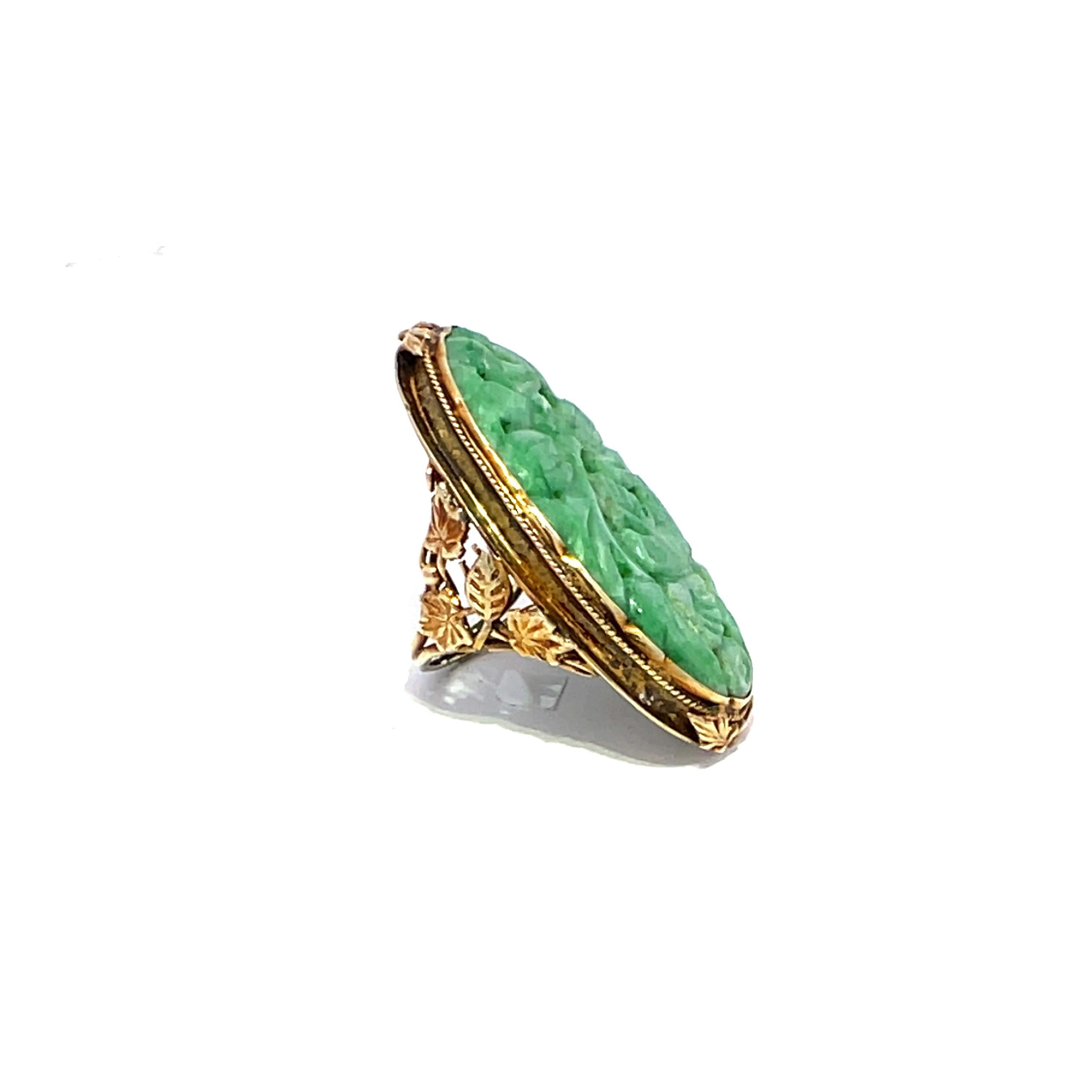 Scopri il fascino squisito del nostro Anello della Moda, caratterizzato da uno splendido pendente ovale di giada ornato da lussuosi accenti in oro giallo 14k. Questo pezzo accattivante mette in mostra una gemma di giada verde splendidamente