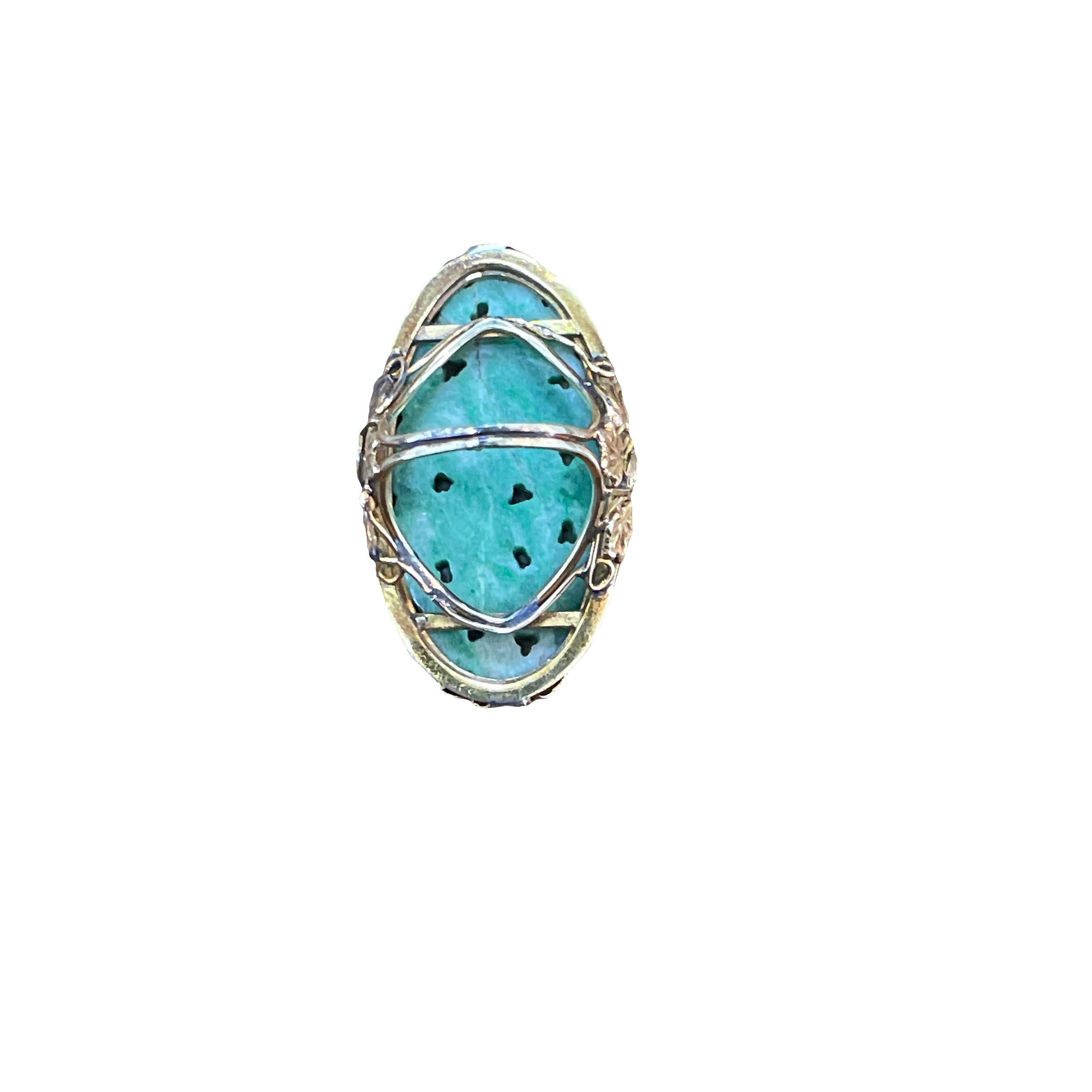 Moderno Anello Vintage di giada intagliata in oro giallo 14k in vendita