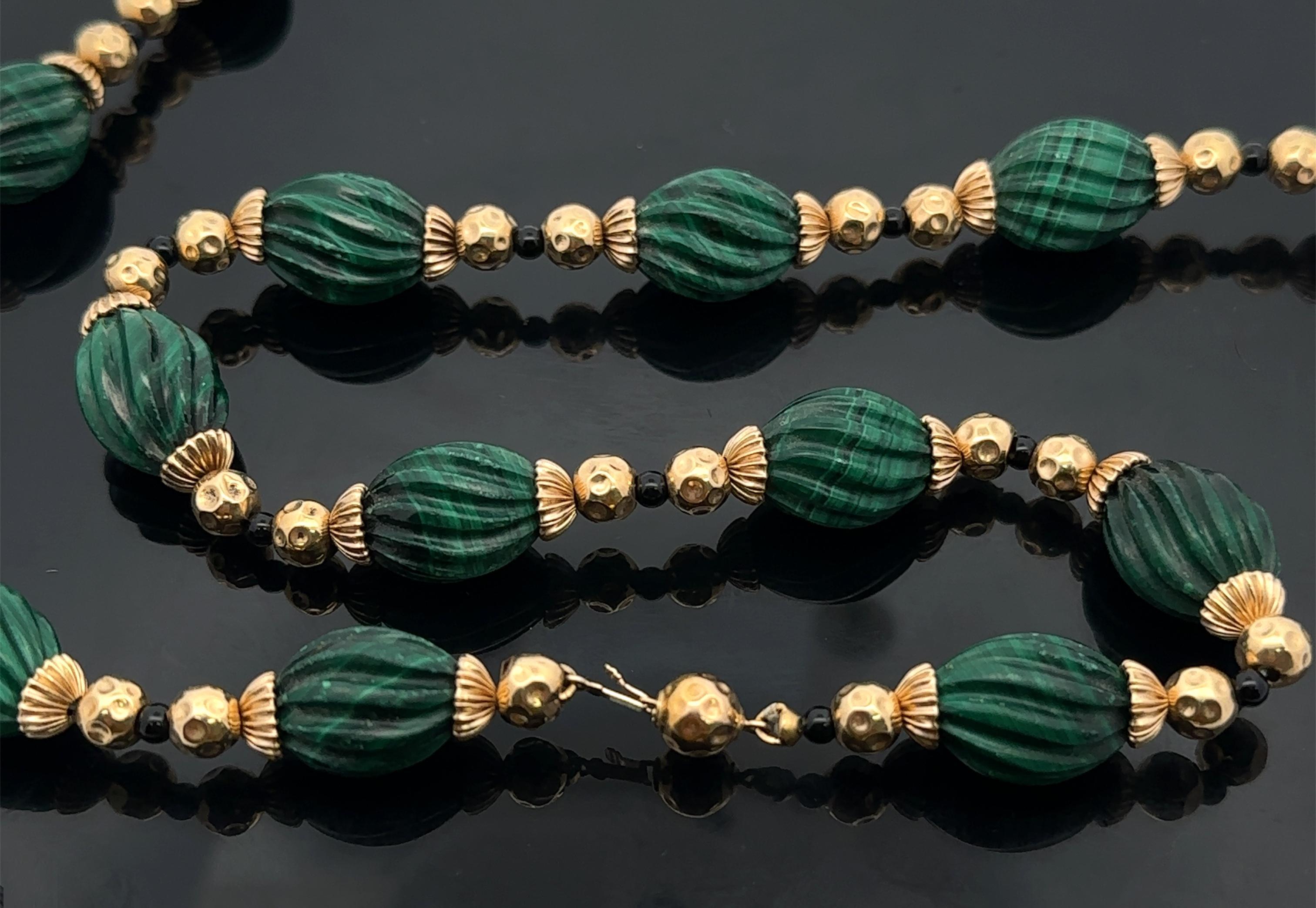 -- A. Stone...
(21) Malachite naturale autentica - Taglio a spirale intagliato - Colore verde - 15,5x12,4 mm ciascuno (circa)
(21) Pietre nere - Forma a perlina - Colore nero - 3,2 mm ciascuna (circa)

Materiale: Corda con perline gialle massicce da