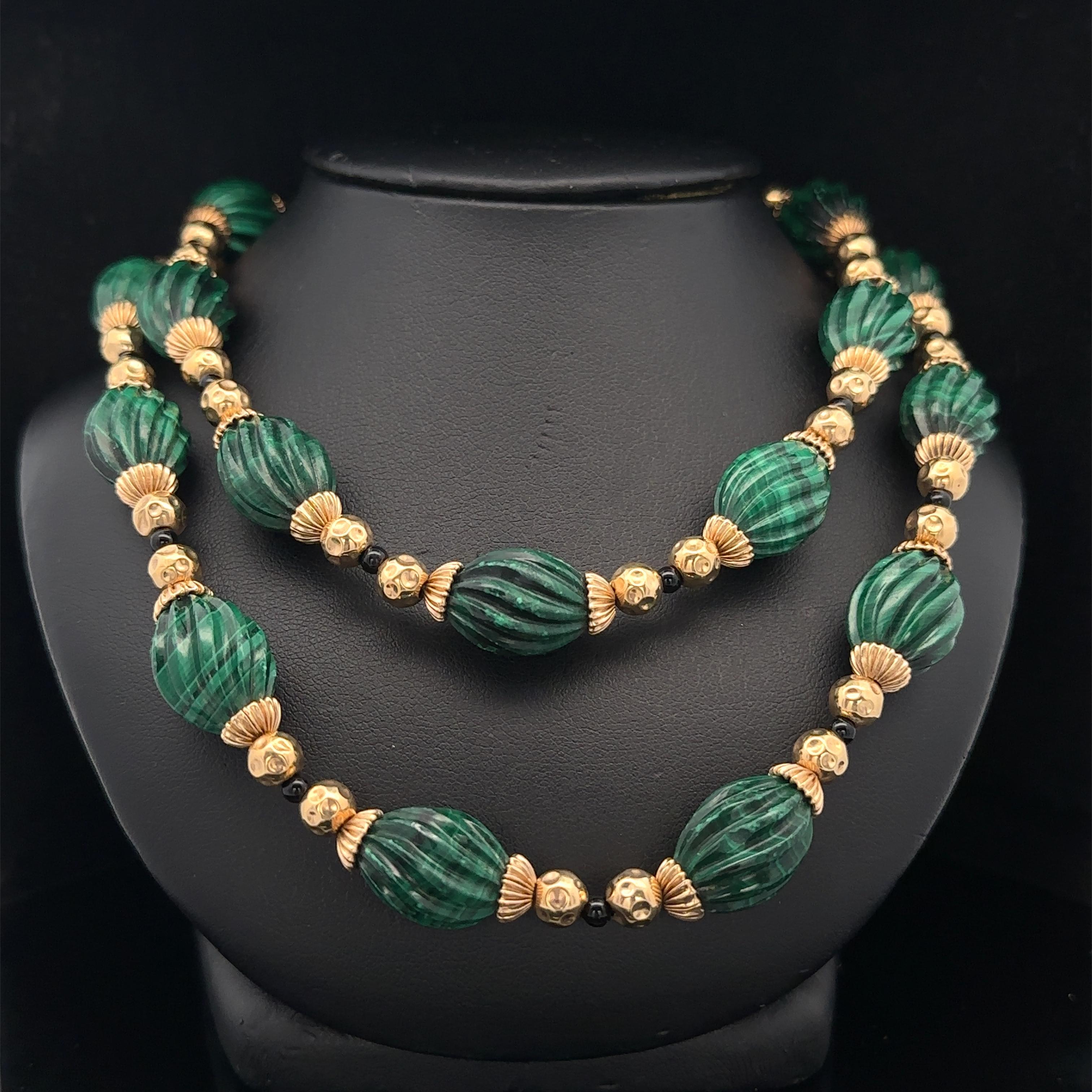 Perlina Collana a spirale in oro giallo 14k con malachite intagliata e perline nere, lunga 28,5