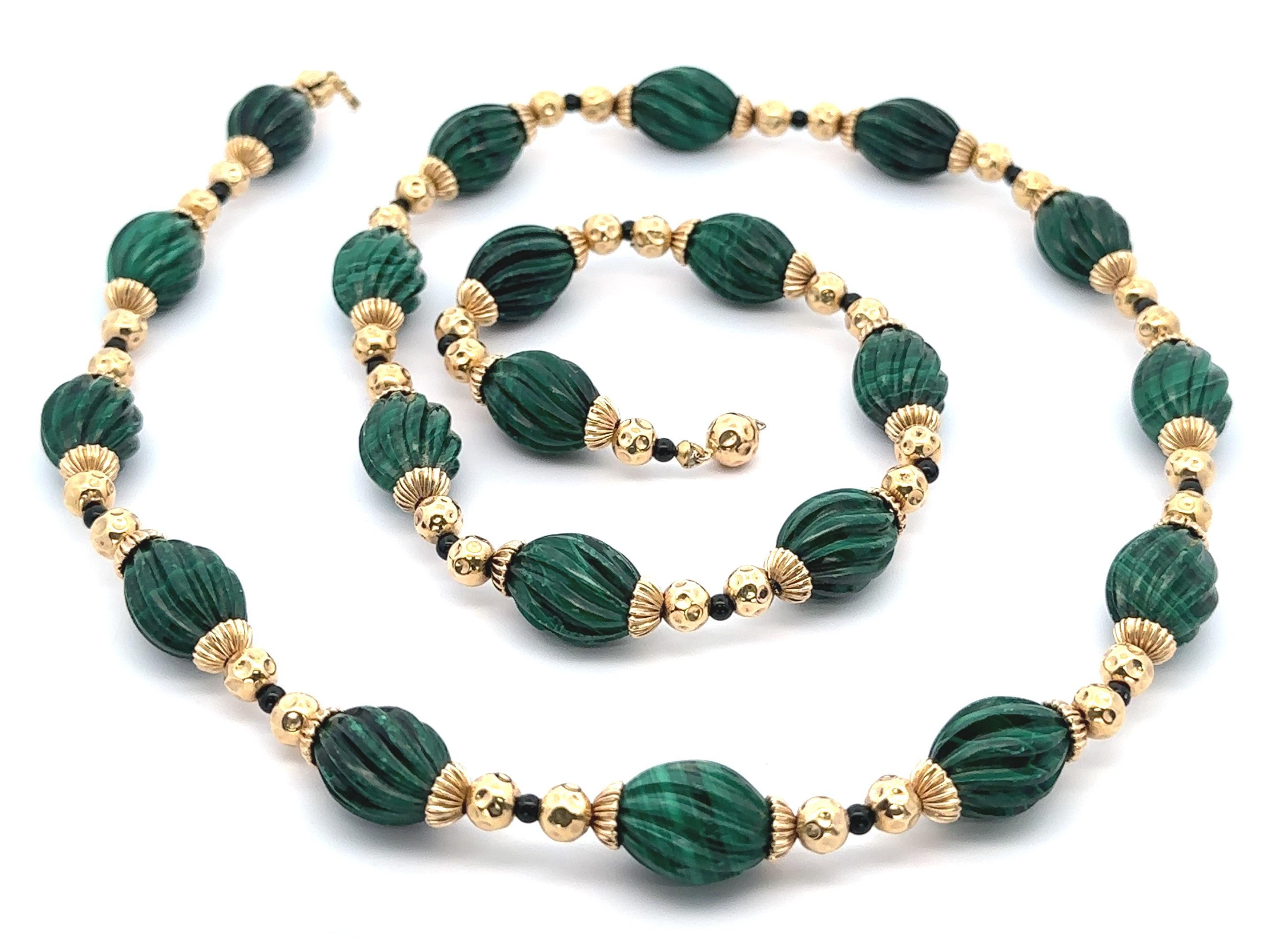 Donna Collana a spirale in oro giallo 14k con malachite intagliata e perline nere, lunga 28,5