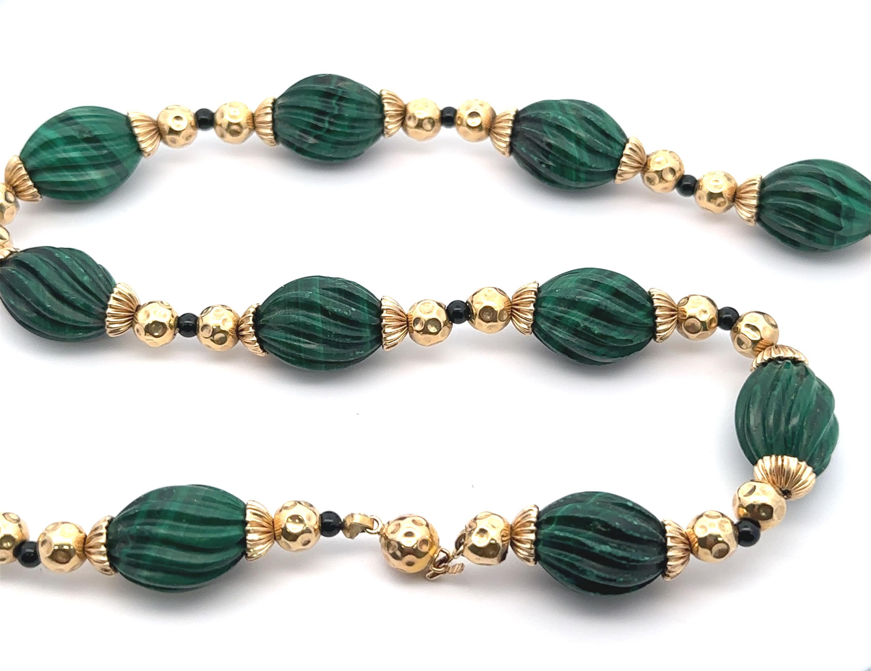Collana a spirale in oro giallo 14k con malachite intagliata e perline nere, lunga 28,5