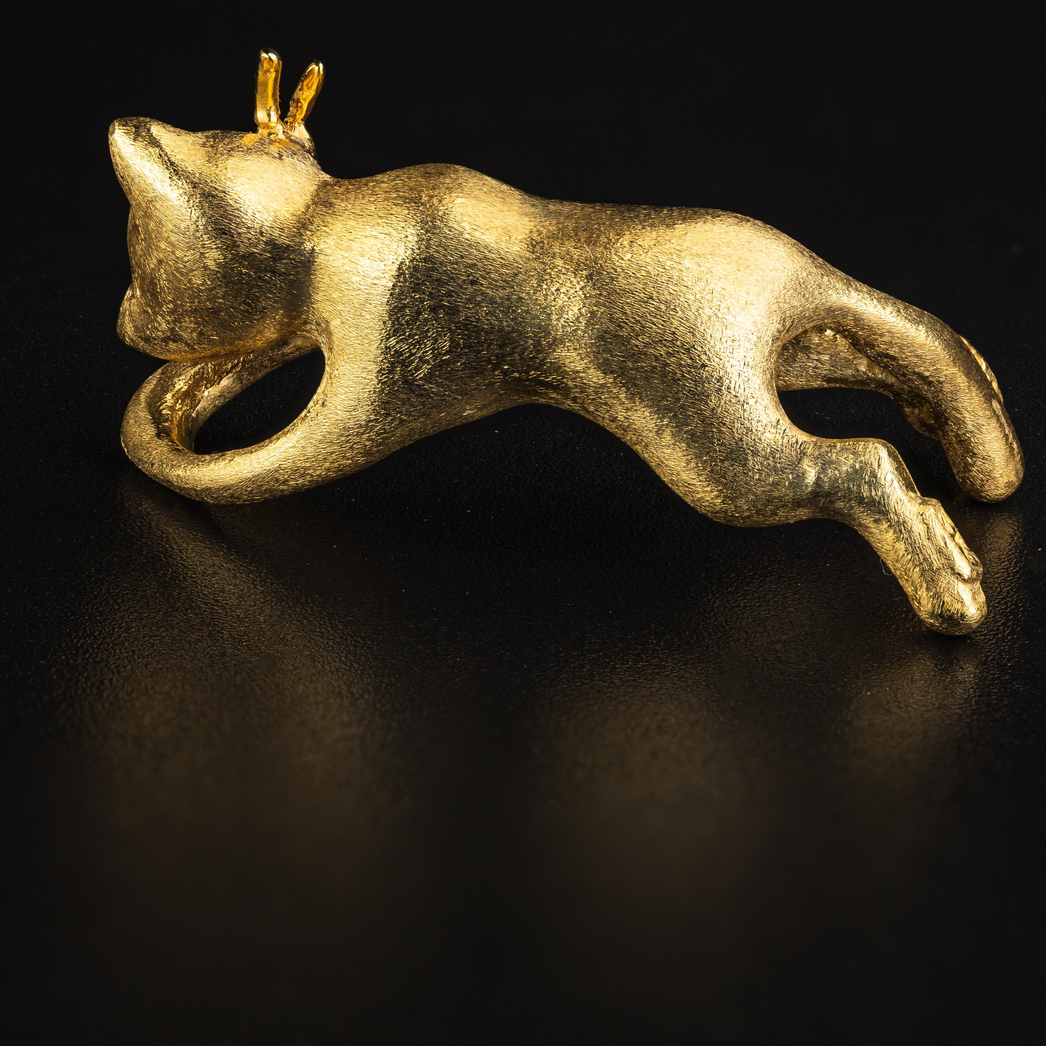 MATERIAL : Or jaune 14k et 18k
Poids : 11,93 grammes
Longueur de la chaîne : 20 1/8 pouces
Dimensions du pendentif : 30,4 x 14 mm


Le pendentif, un adorable chat suspendu en or jaune 14k, est suspendu à une chaîne en or jaune 18k. Ce pendentif est