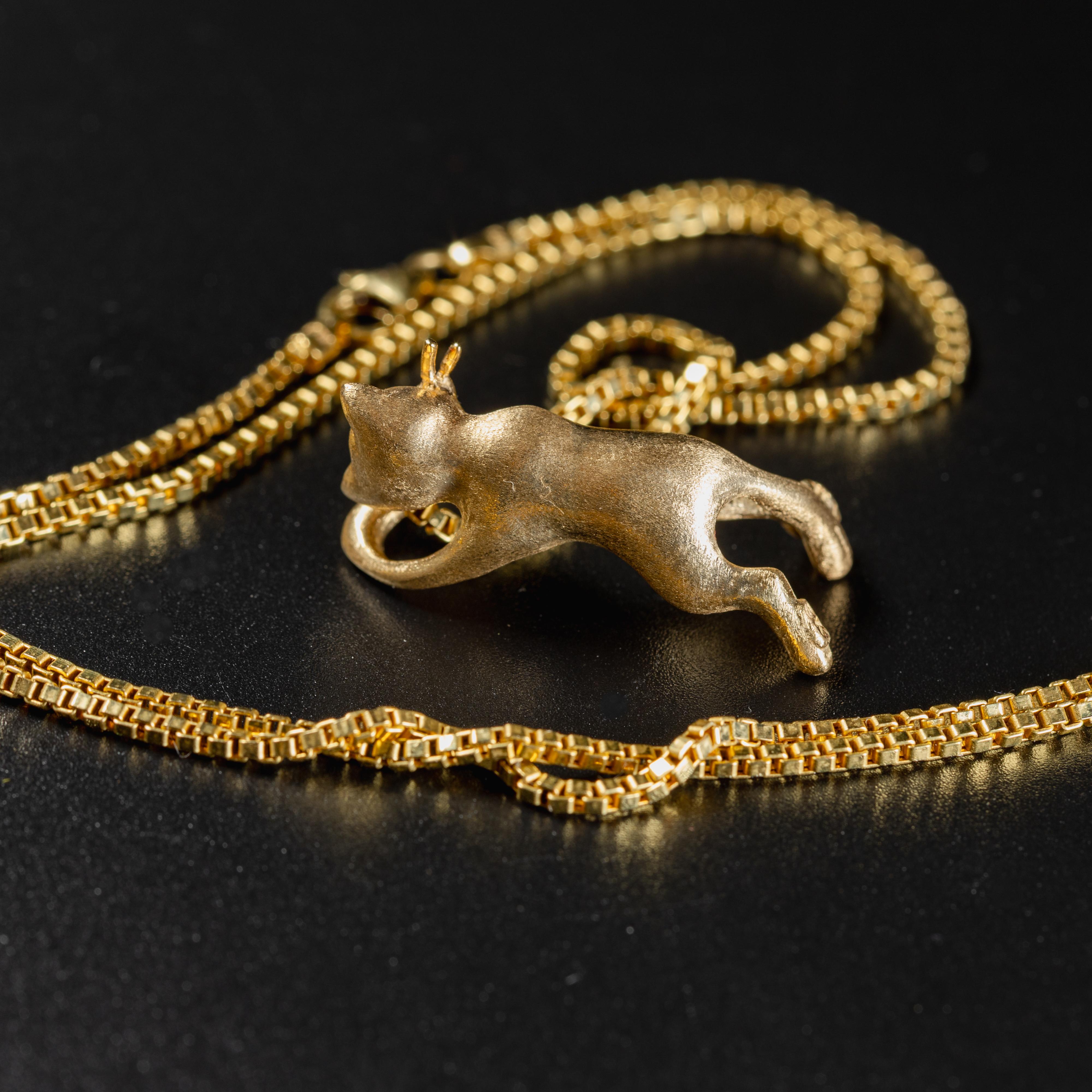 Collier pendentif chat en or jaune 14k et chaîne en or jaune 18k en vente 3