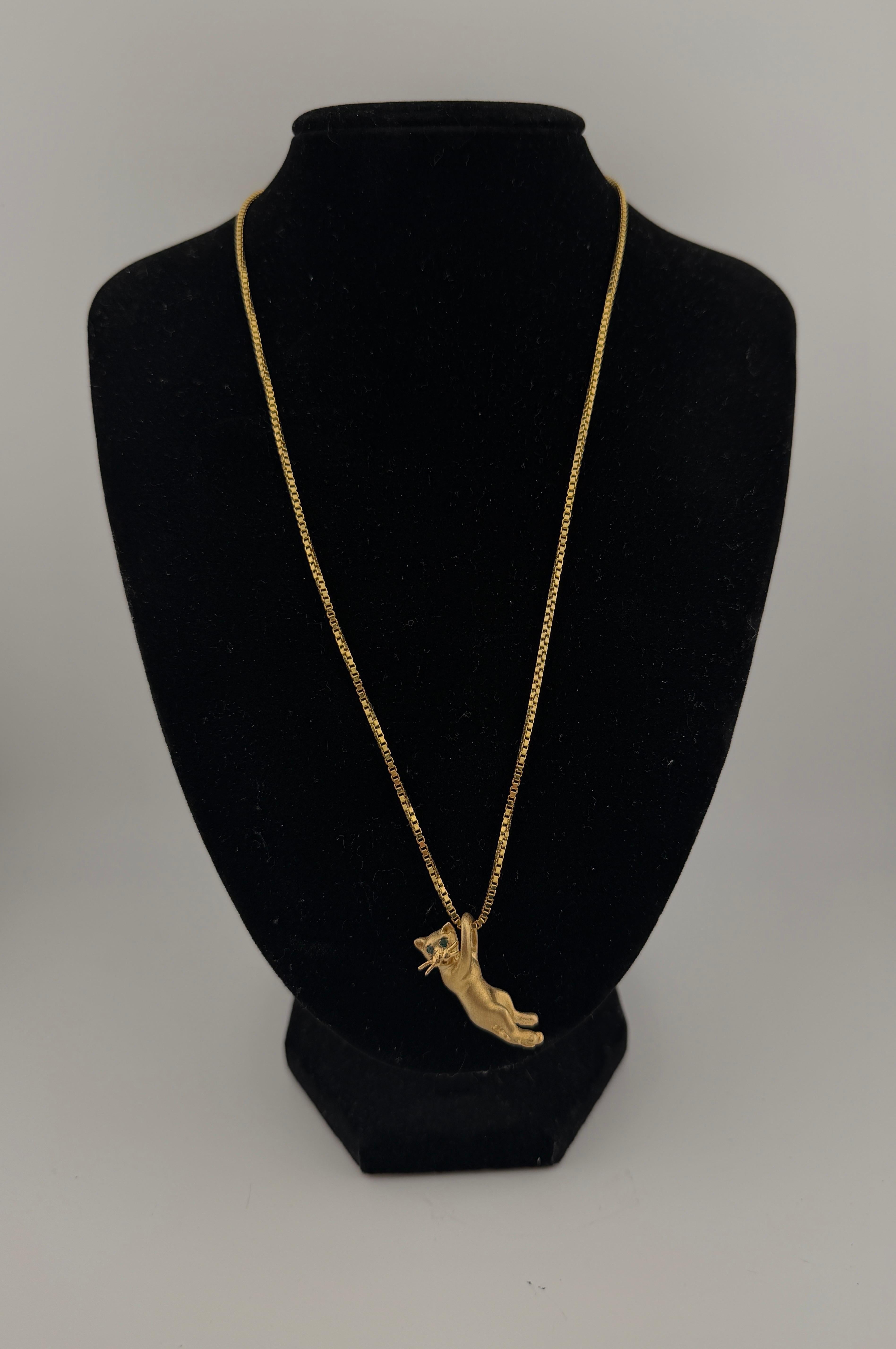 Collier pendentif chat en or jaune 14k et chaîne en or jaune 18k en vente 4