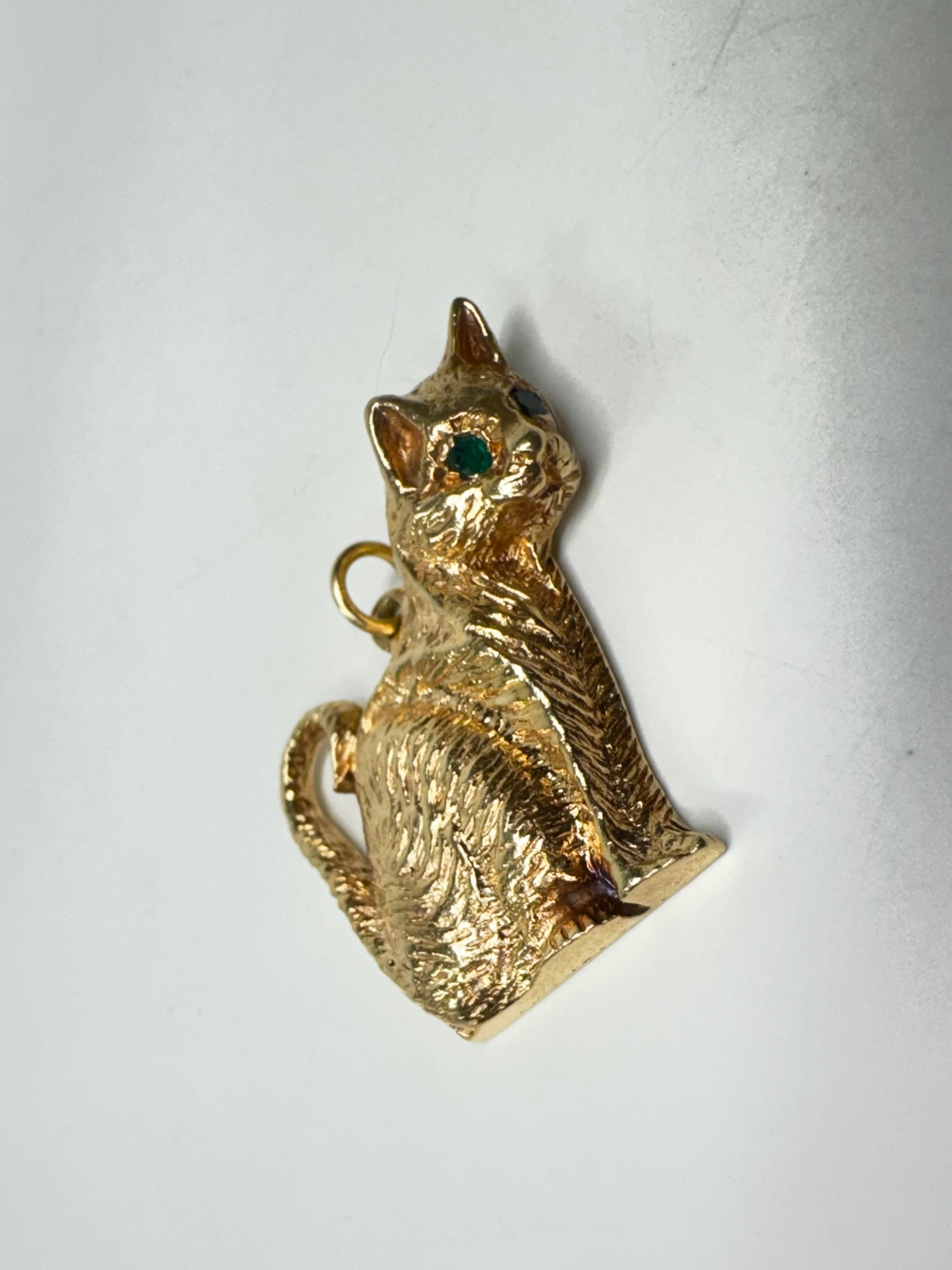 Aggiungi un tocco di eleganza giocosa alla tua collezione con questo affascinante ciondolo a forma di gatto in oro giallo 14K. Realizzato con maestria in radioso oro a 14 carati, questo delizioso pezzo presenta un'elegante silhouette felina che