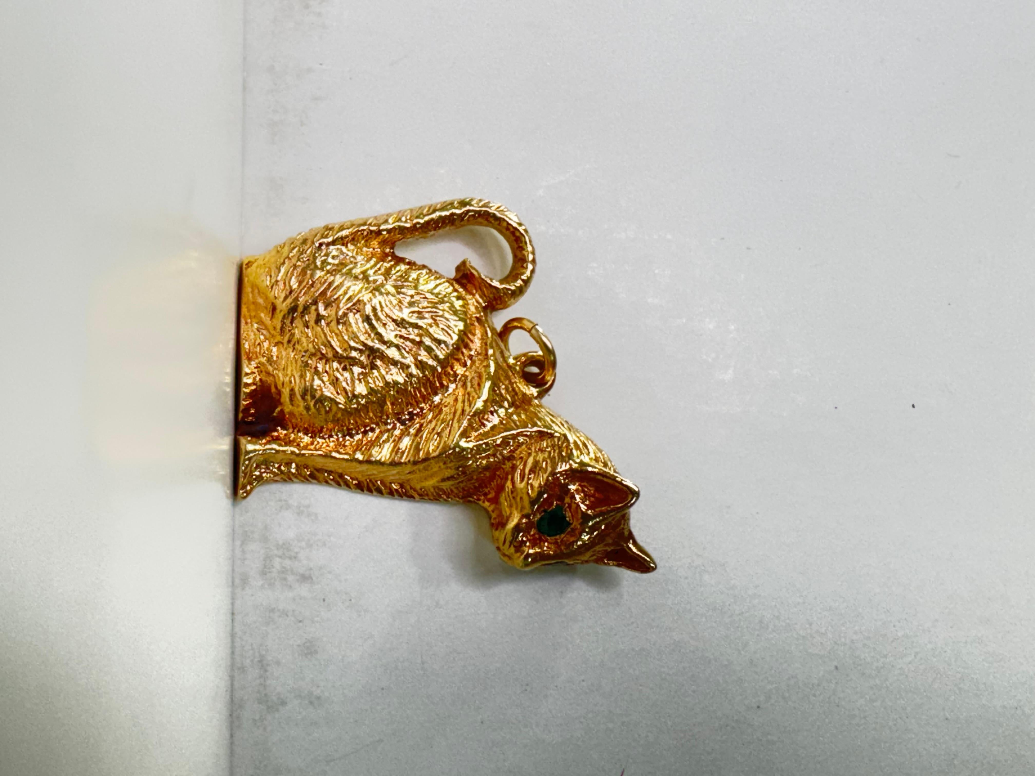 Taglio rotondo Ciondolo a forma di gatto in oro giallo 14K in vendita