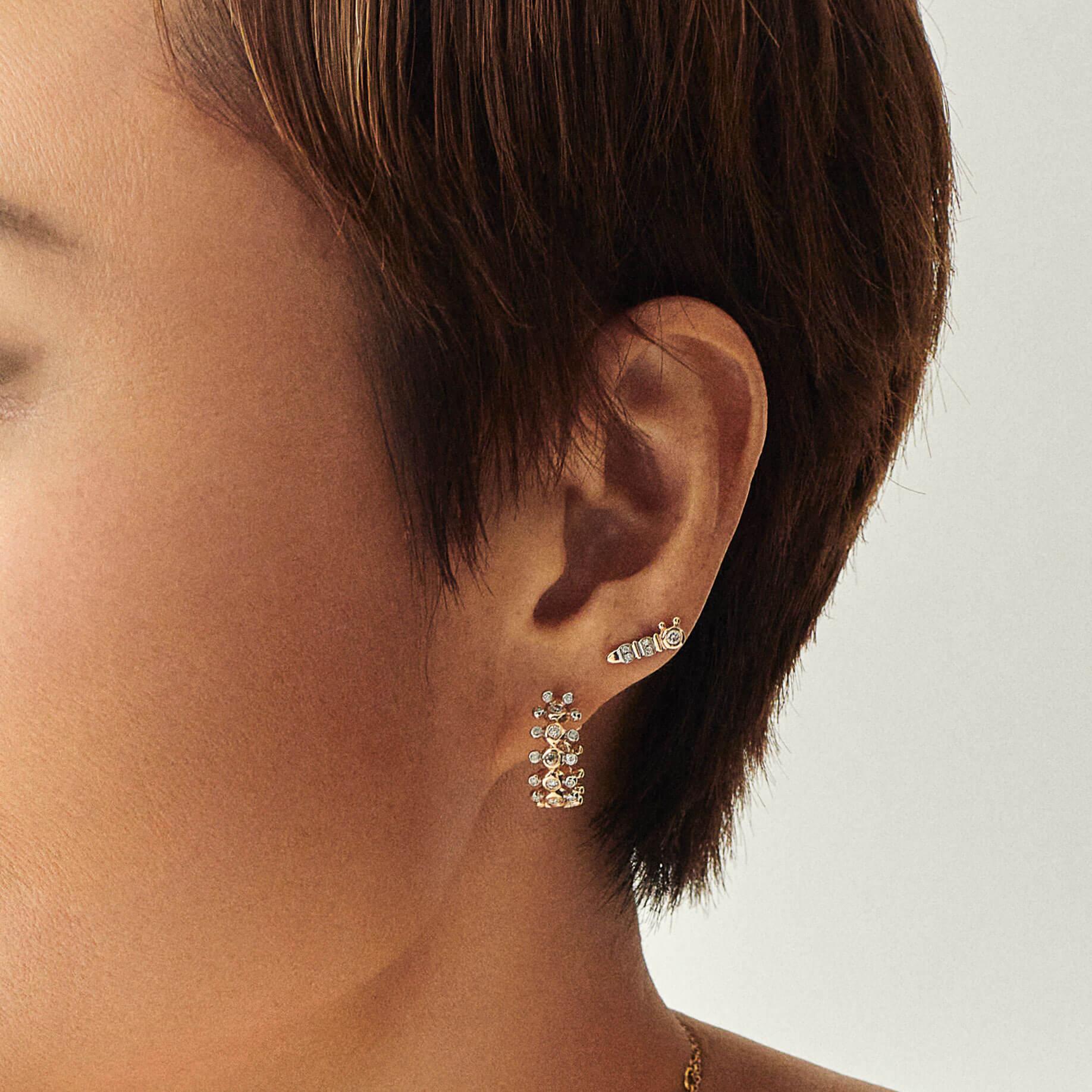 Les boucles d'oreilles à charnière en or jaune 14k à diamant chenille présentent 10 diamants ronds de 1,8 mm taillés en brillant et 24 diamants ronds de 1,1 mm taillés en brillant pesant 0,42 carat au total. Couleur F et pureté VS. Le diamètre