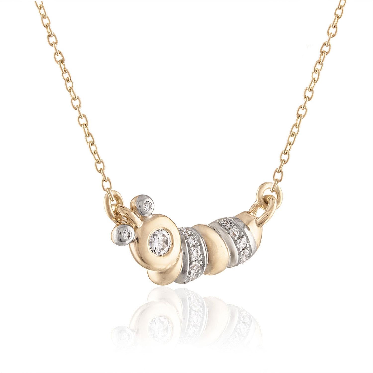 Fügen Sie Ihrer Schmucksammlung einen Hauch von Skurrilität und Raffinesse hinzu mit dieser 14k Gelbgold Raupen-Diamant-Pflaster-Insekten-Halskette von Baubou. Die Halskette enthält 12 runde Diamanten im Brillantschliff von 0,9 bis 1,1 mm mit einem