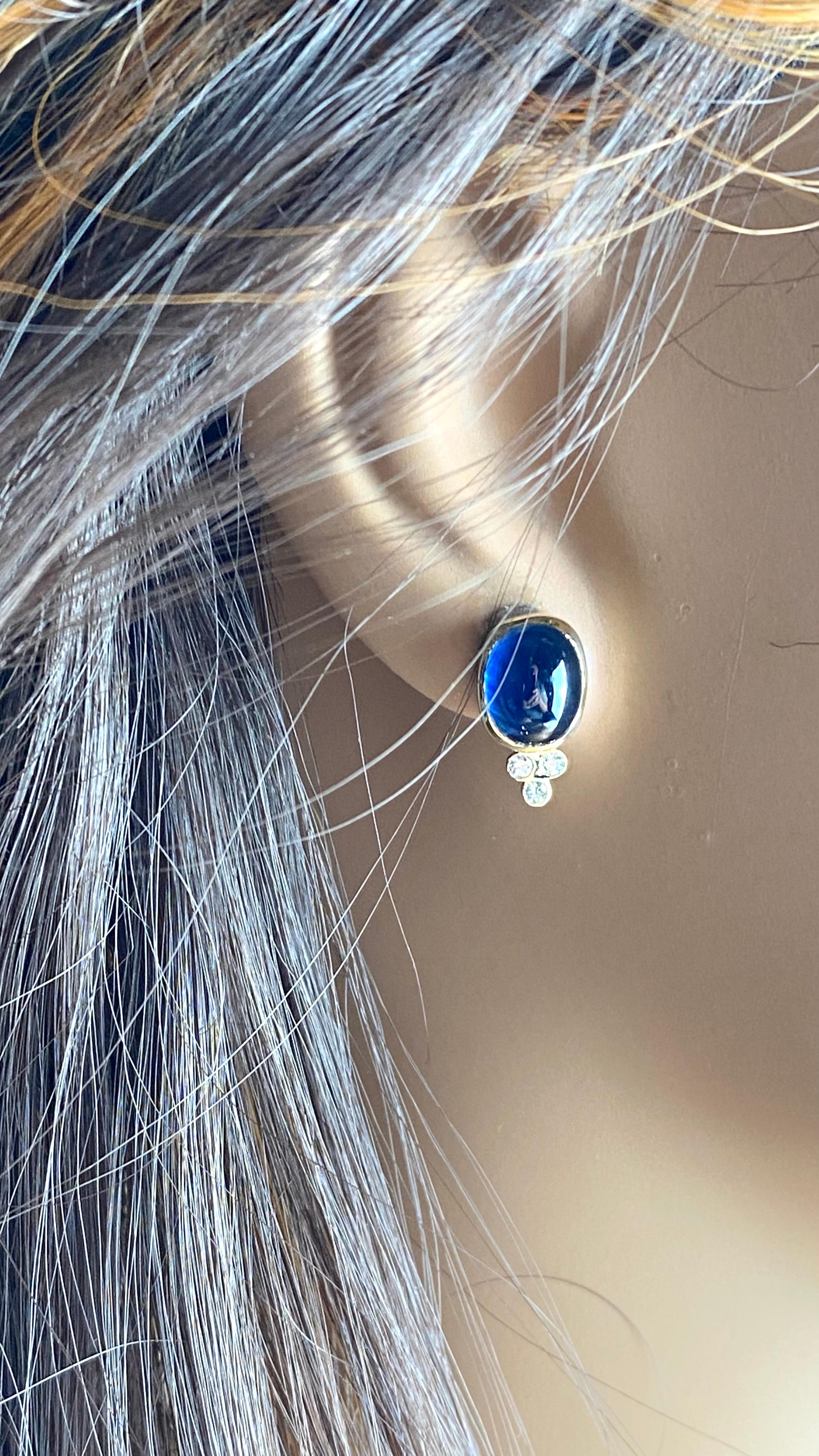 Taille cabochon Clous d'oreilles Ceylan en or jaune 14 carats sertis de saphirs cabochons et de diamants en vente