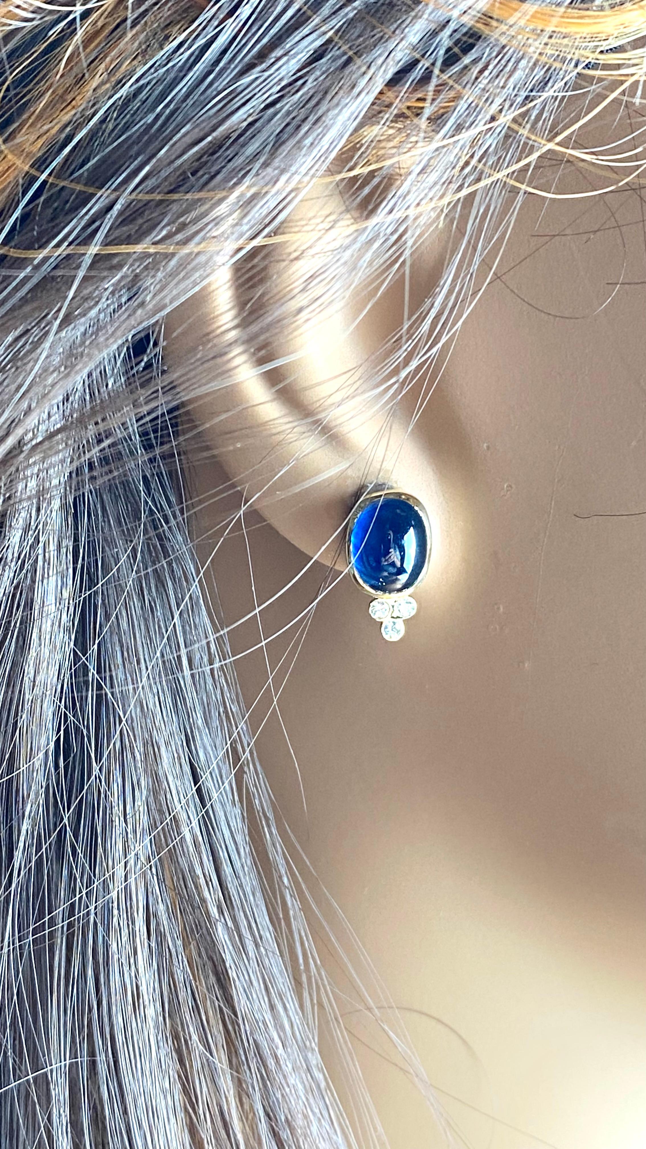 Clous d'oreilles Ceylan en or jaune 14 carats sertis de saphirs cabochons et de diamants Unisexe en vente