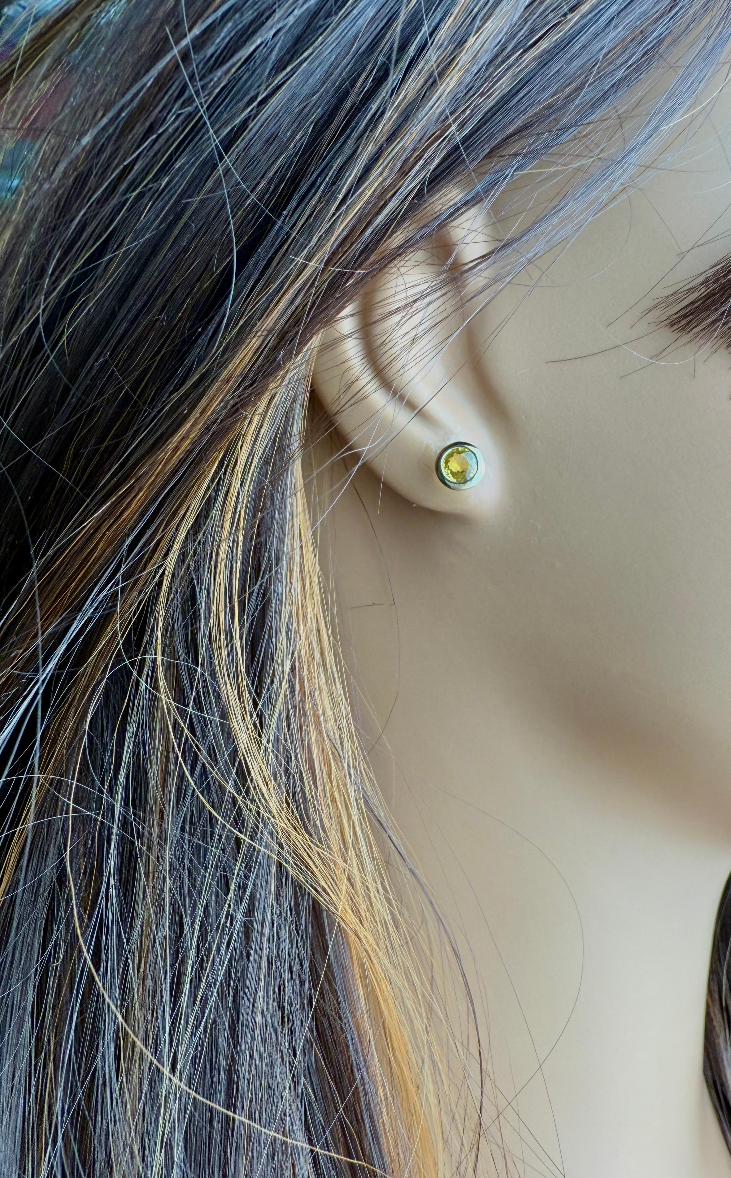 Femenino o masculino Pendientes de oro amarillo de 14 quilates con bisel de zafiro amarillo de Ceilán en venta
