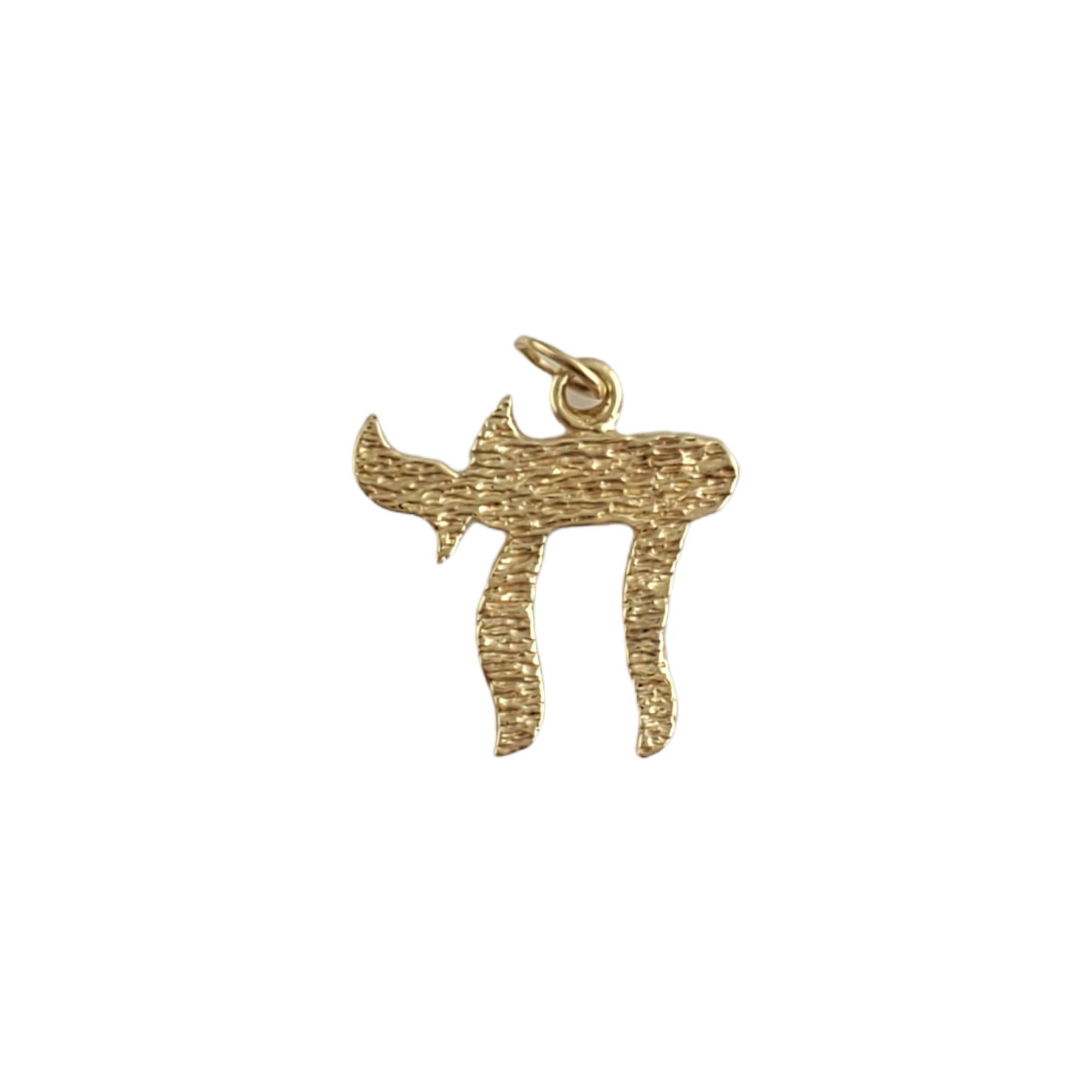 You'll love this beautiful yellow gold chai charm!

Size: 3.85mm X 18.94mm

Weight:  1.7gr / 1.0 dwt

Hallmark: 14K

Very good condition, professionally polished.

Will come packaged in a gift box and will be shipped U.S. Priority Mail