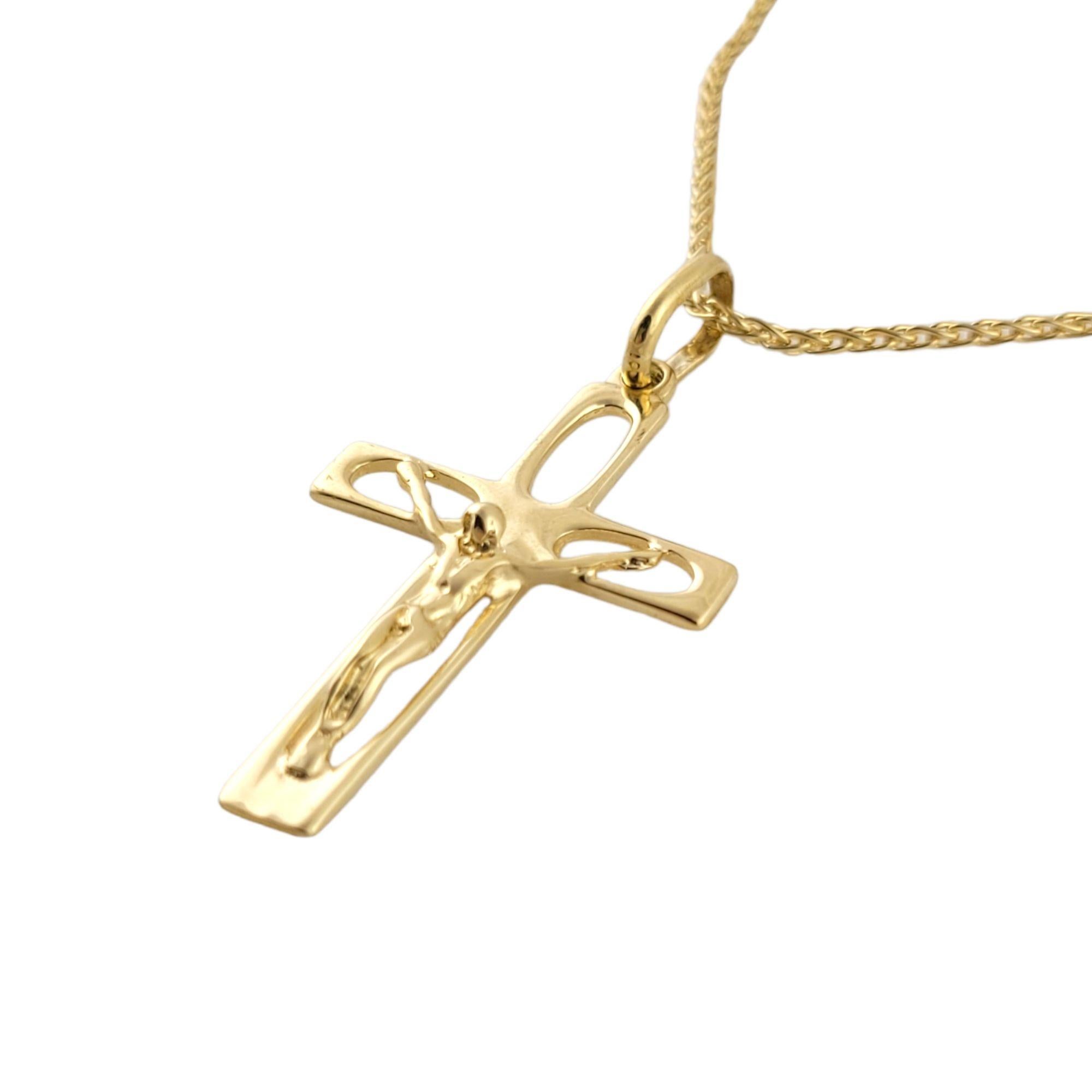 14k Yellow Gold Chain and Cross In Good Condition For Sale In Washington Depot, CT