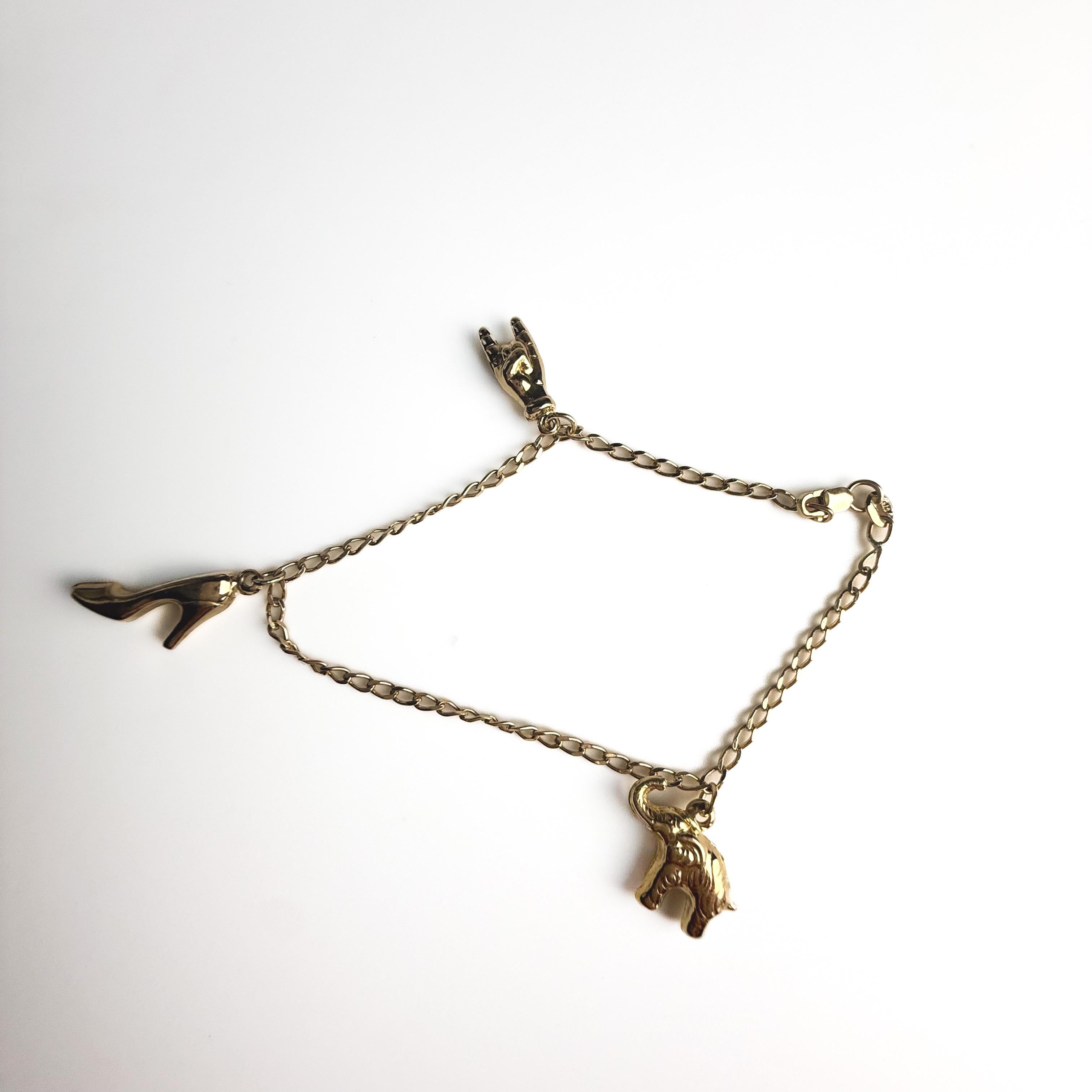 Bracciale con catena in oro giallo 14K con tre charme in vendita 7