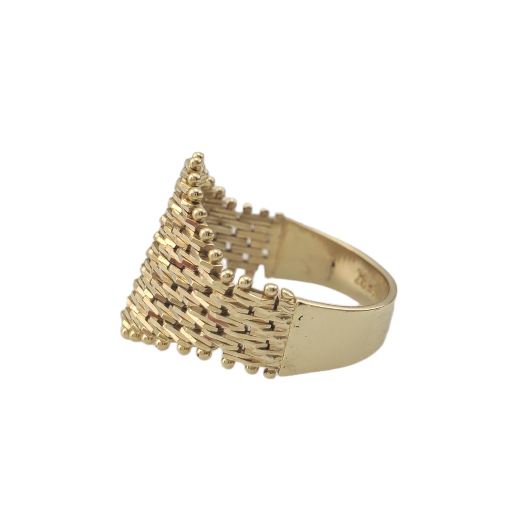 14K Yellow Gold Chain Mesh Basket Weave Ring 

Rhombus shape chain mesh ring with chain mesh in 14K yellow gold.

Hallmark: IG 14K 

Weight: 4.4 g/ 2.82 dwt.

Ring Size: 8.5

Shank: 4.0 mm

Very good condition, professionally polished.

Will come