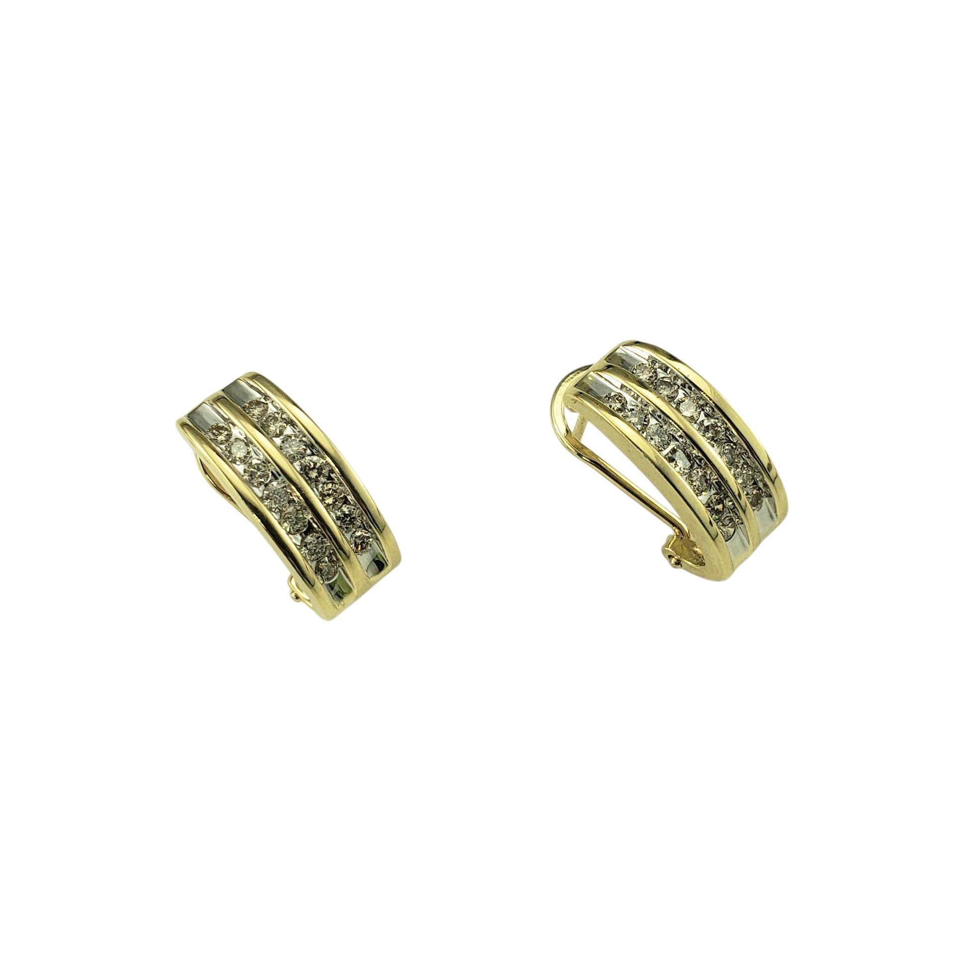 14K Gelbgold Champagner Diamant Omega Back Ohrringe-

Diese eleganten Ohrringe sind mit je 14 runden champagnerfarbenen Diamanten besetzt, die ein warmes, kontinuierliches Funkeln erzeugen. Perfekt sowohl für den Alltag als auch für besondere