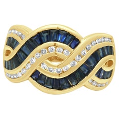 Geflochtener Ring aus 14-karätigem Gelbgold mit blauem Saphir und runden Diamanten in Kanalfassung