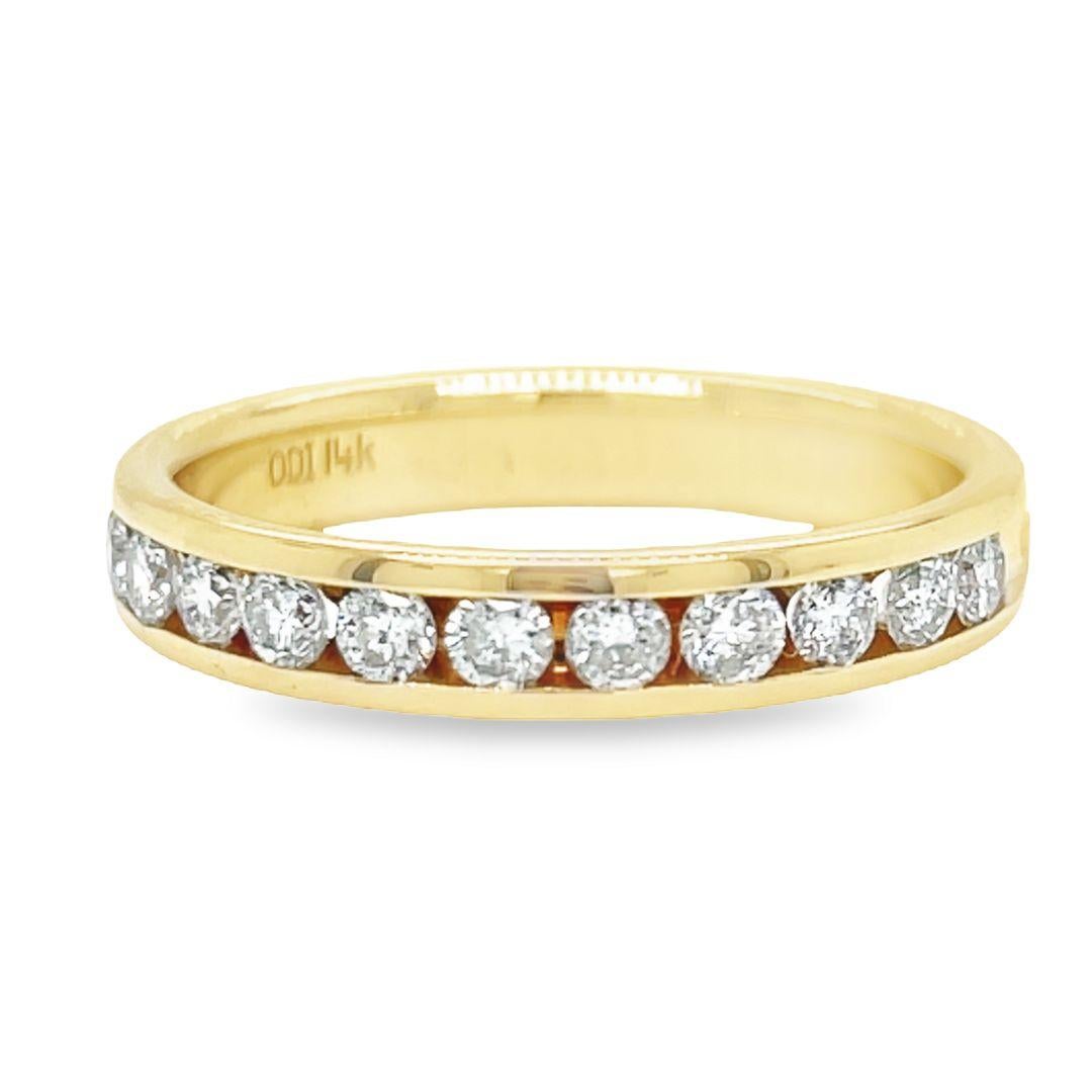 Ehering für die halbe Ewigkeit aus 14K Gelbgold. Er enthält elf (11) runde Diamanten im Brillantschliff mit einem Gesamtgewicht von 0,33 Karat. Die Diamanten sind in einem Kanal auf der vorderen Hälfte des Rings gefasst und verleihen ihm einen