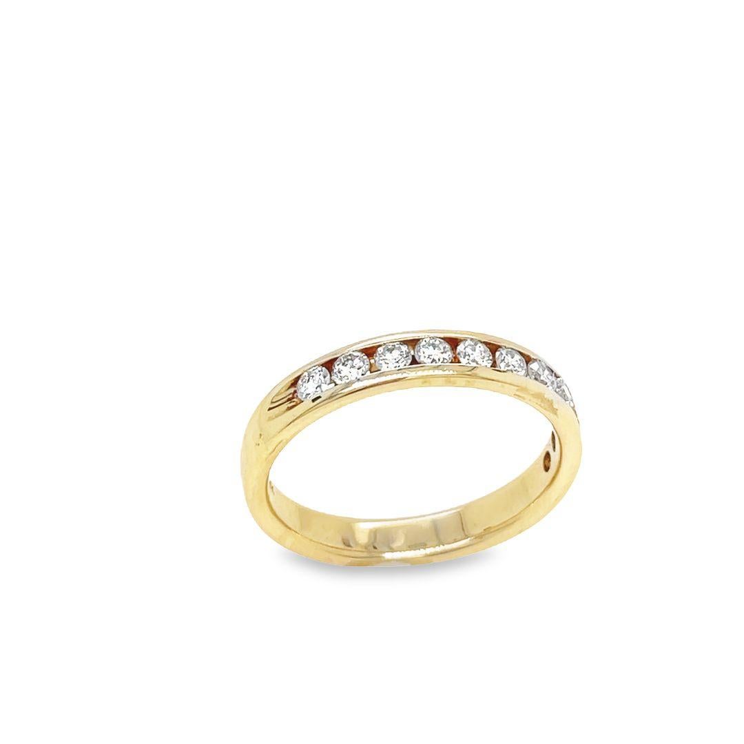 Hochzeitsring aus 14 Karat Gelbgold mit Diamanten in Kanalfassung im Zustand „Hervorragend“ im Angebot in beverly hills, CA