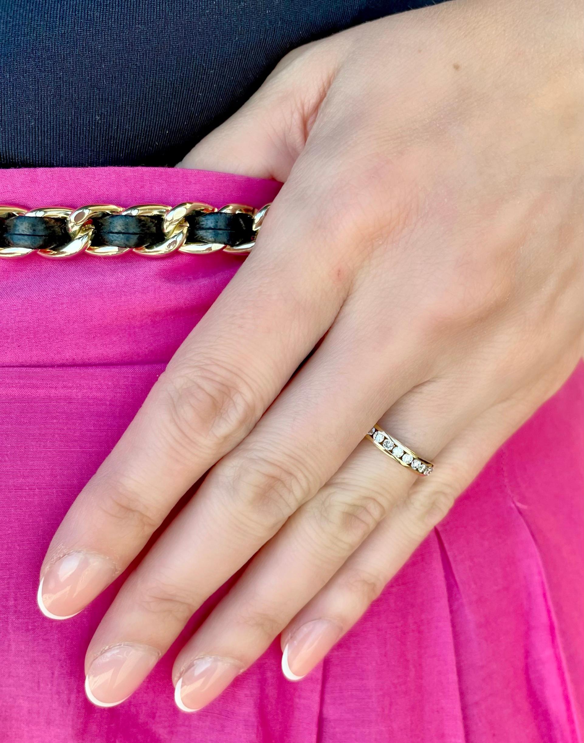 Hochzeitsring aus 14 Karat Gelbgold mit Diamanten in Kanalfassung im Angebot 2