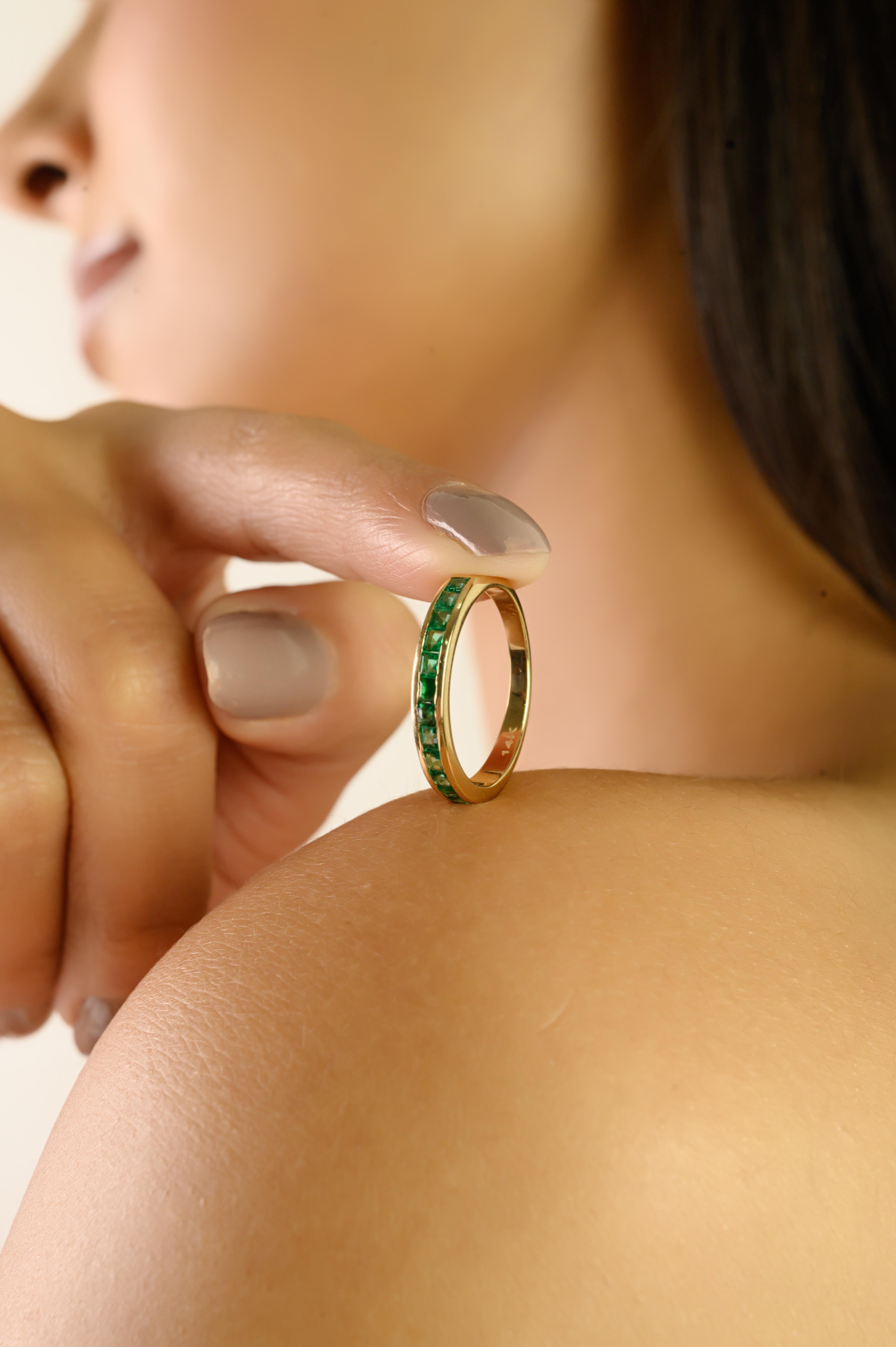 En vente :  Bague pour femme en or jaune 14K sertie d'émeraudes naturelles taillées en carré 4