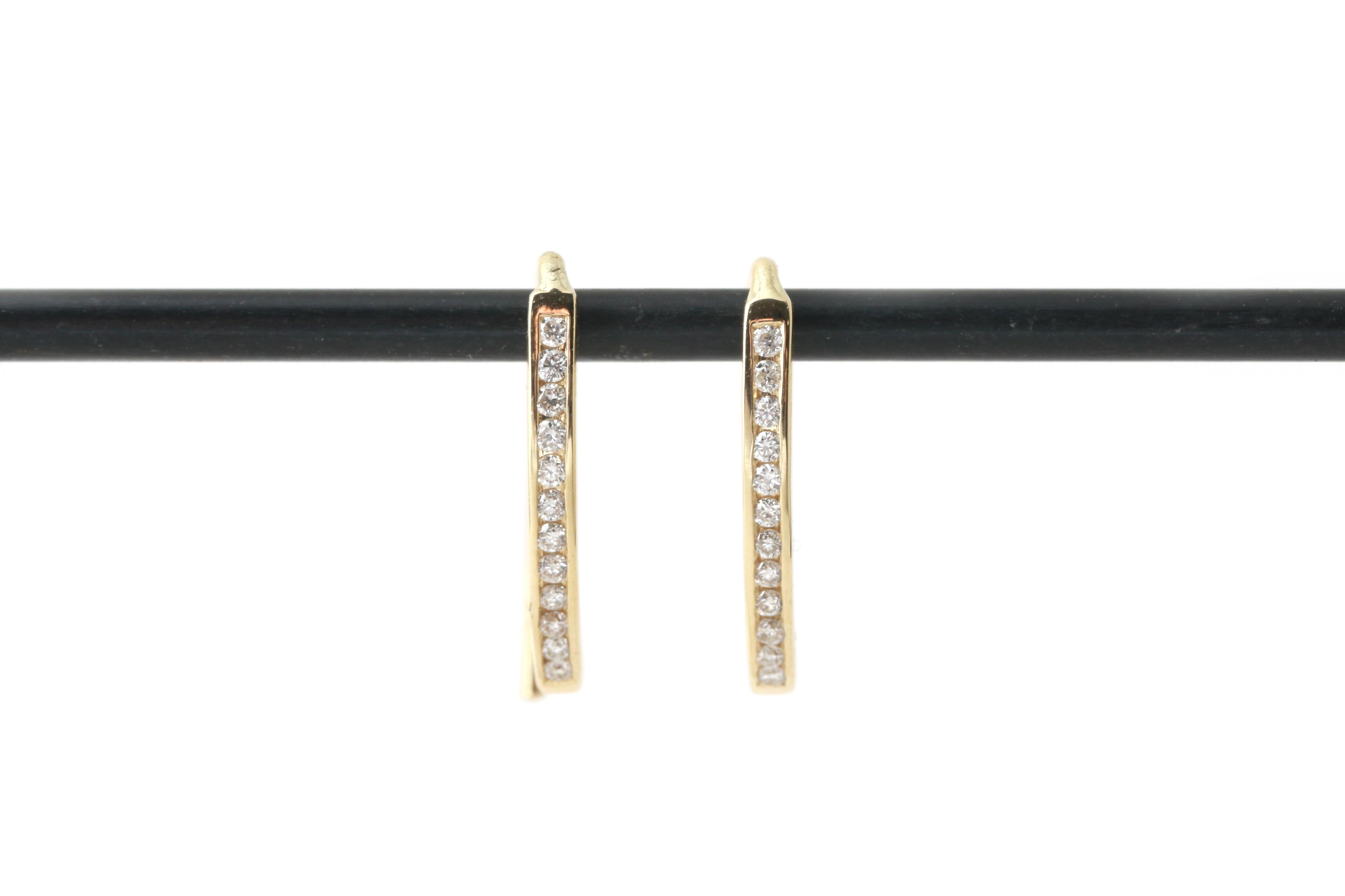 Des diamants blancs sont sertis en canal le long d'une boucle d'oreille classique de style wishbone.

Diamants blancs de 1,2 mm, 0,12 carats au total
Or jaune 14k
Triangle de 19 mm
