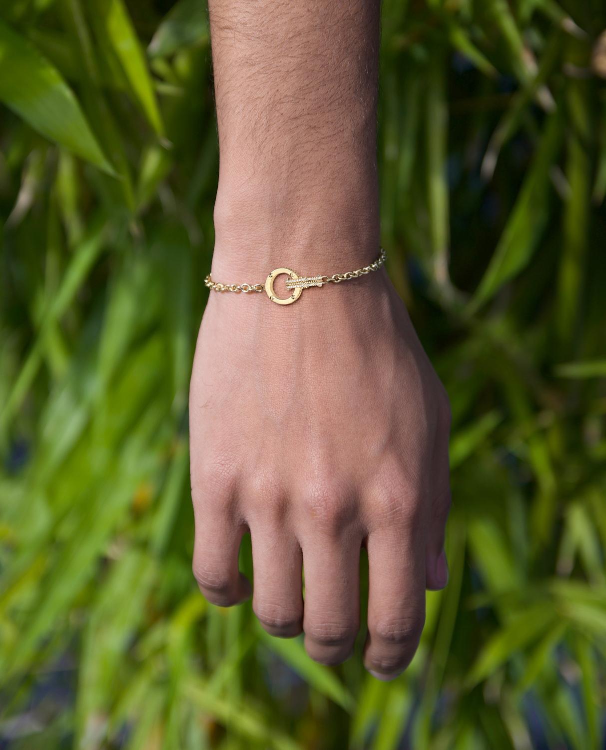 Ce bracelet en chaîne fait à la main est disponible en or jaune 14k avec des diamants blancs de 0,20ct. Les bracelets prêts à être expédiés sont des pièces préproduites et non portées. Ces bracelets sont livrés dans un délai court de 1 à 2 jours
