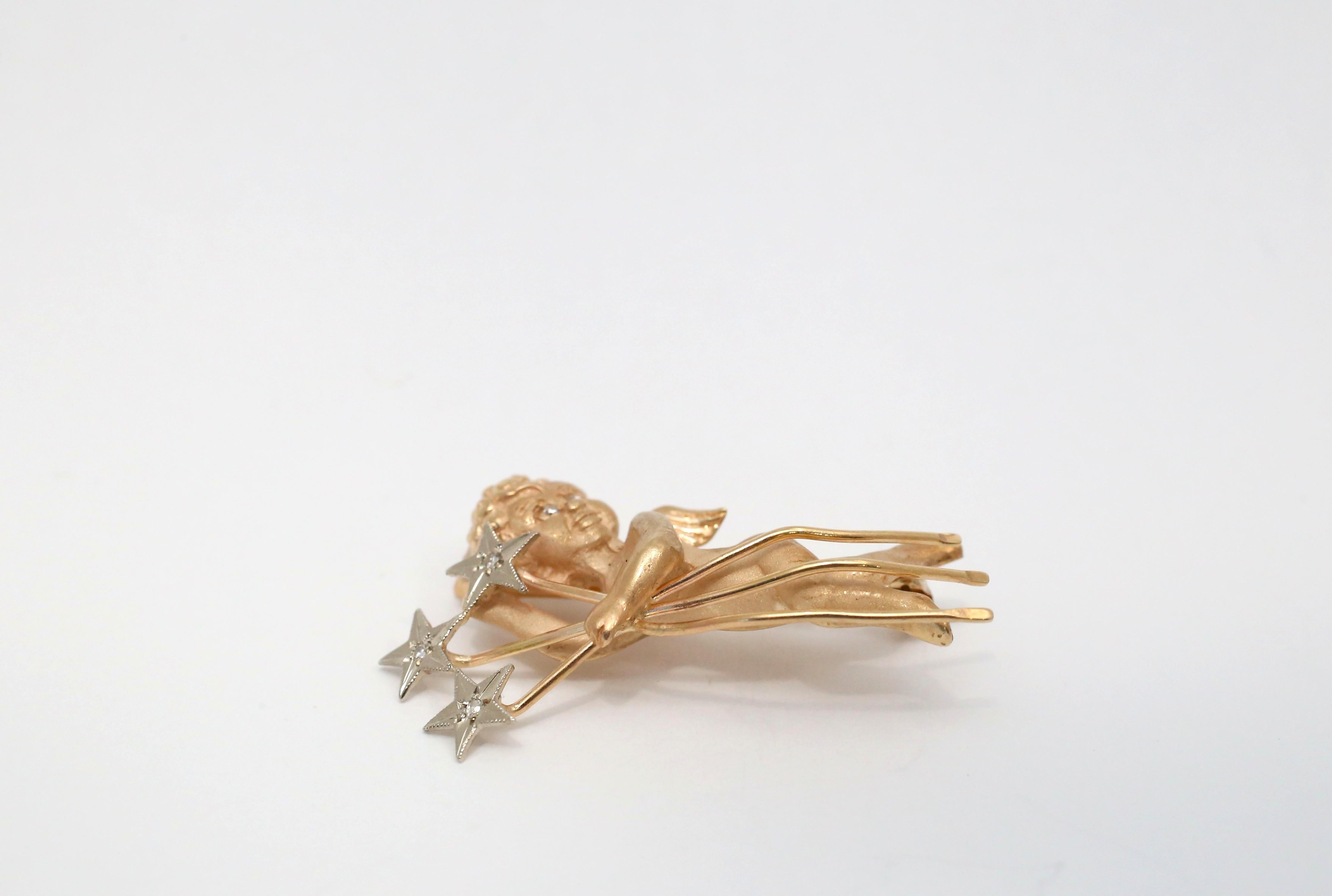 Round Cut 14k Yellow Gold Cherub Diamond Star Brooch, 6.3g For Sale