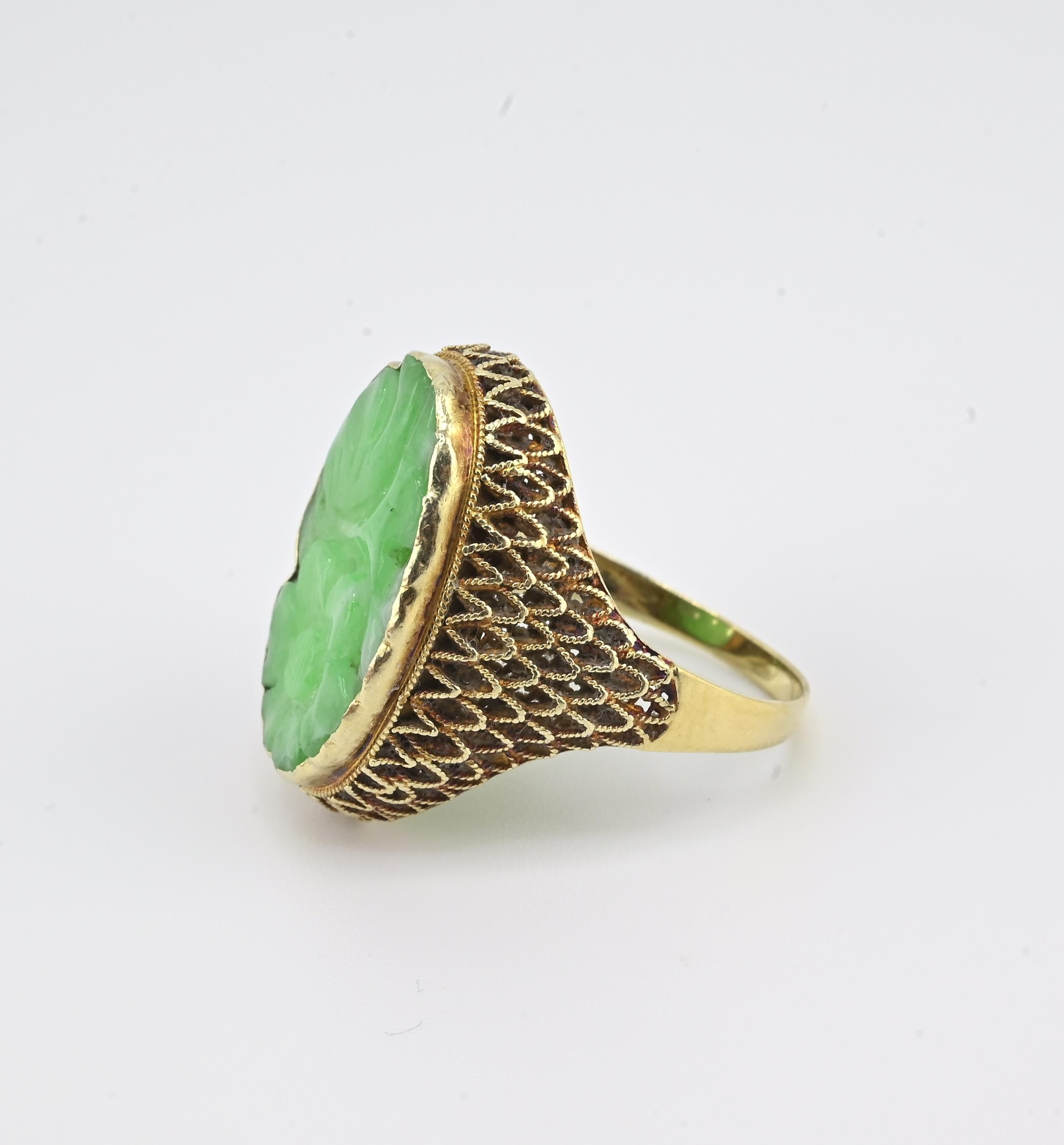 Schöner 14K Gelbgold geschnitzt Jade Ring mit einem lebendigen grünen natürlichen Jadeit Stein geschnitzt mit traditionellen floralen Motiven - ein Symbol für Wohlstand, Glück und Harmonie in der chinesischen Kultur.
Die Jade ist in eine
