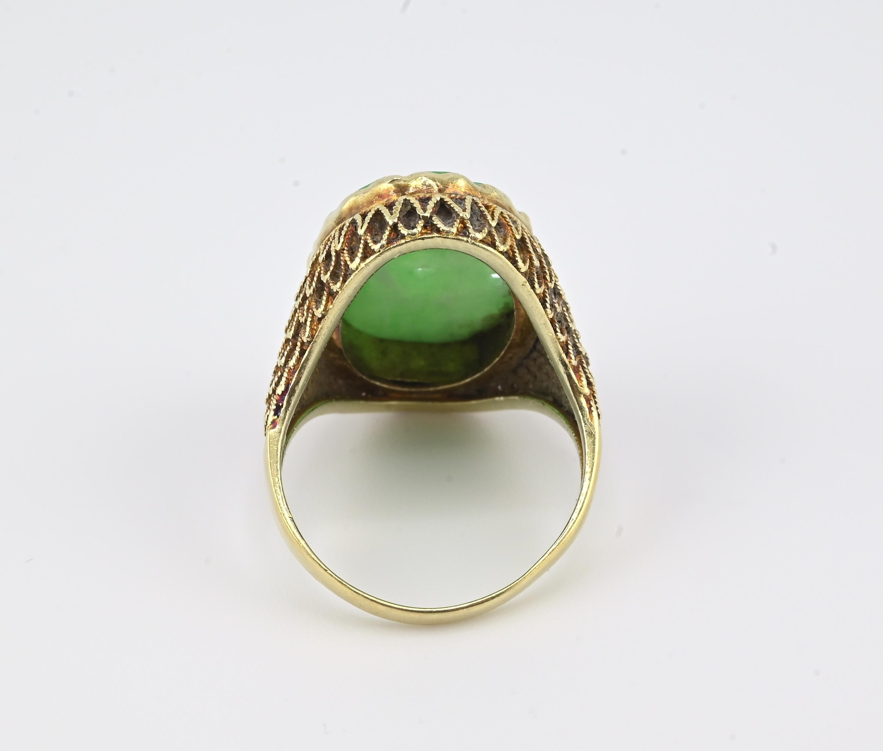 14K Gelbgold Chinesisch geschnitzte Jade Ring - • Größe 7 - • 5.33g - • Natürliche grüne Jade (Rundschliff) im Angebot