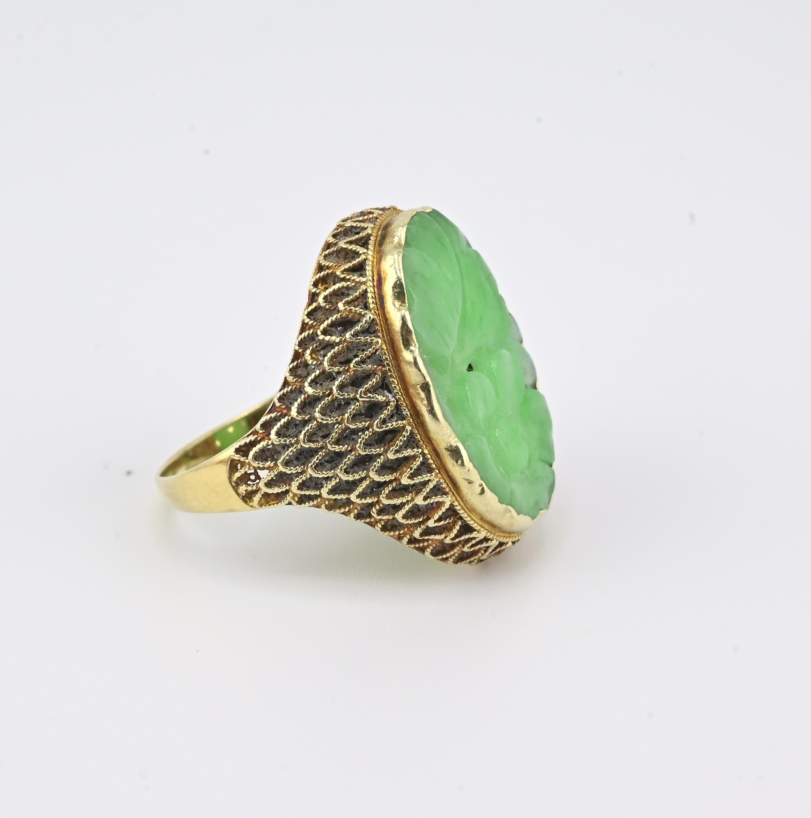 14K Gelbgold Chinesisch geschnitzte Jade Ring - • Größe 7 - • 5.33g - • Natürliche grüne Jade im Zustand „Gut“ im Angebot in Media, PA