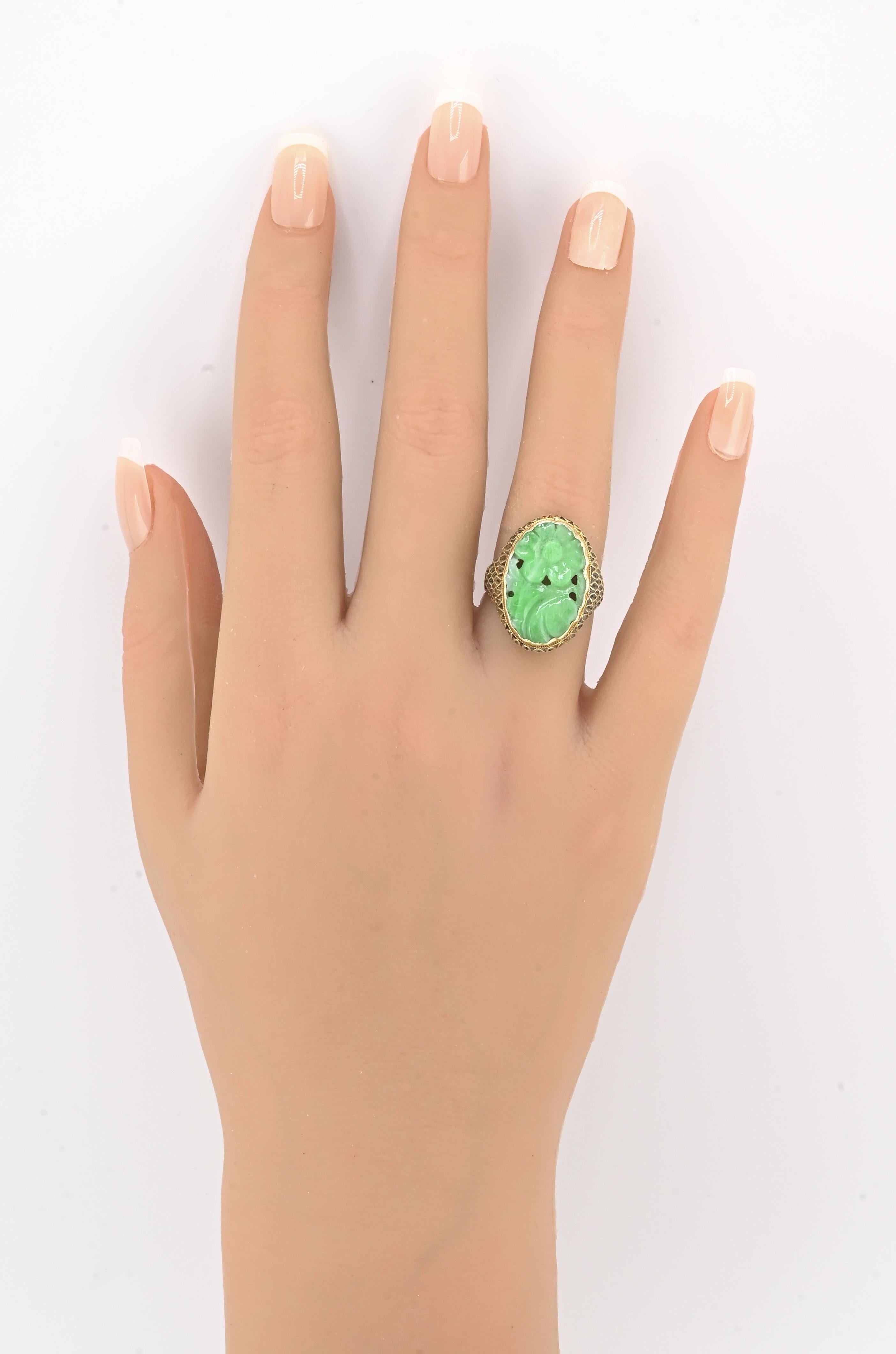 14K Gelbgold Chinesisch geschnitzte Jade Ring - • Größe 7 - • 5.33g - • Natürliche grüne Jade für Damen oder Herren im Angebot