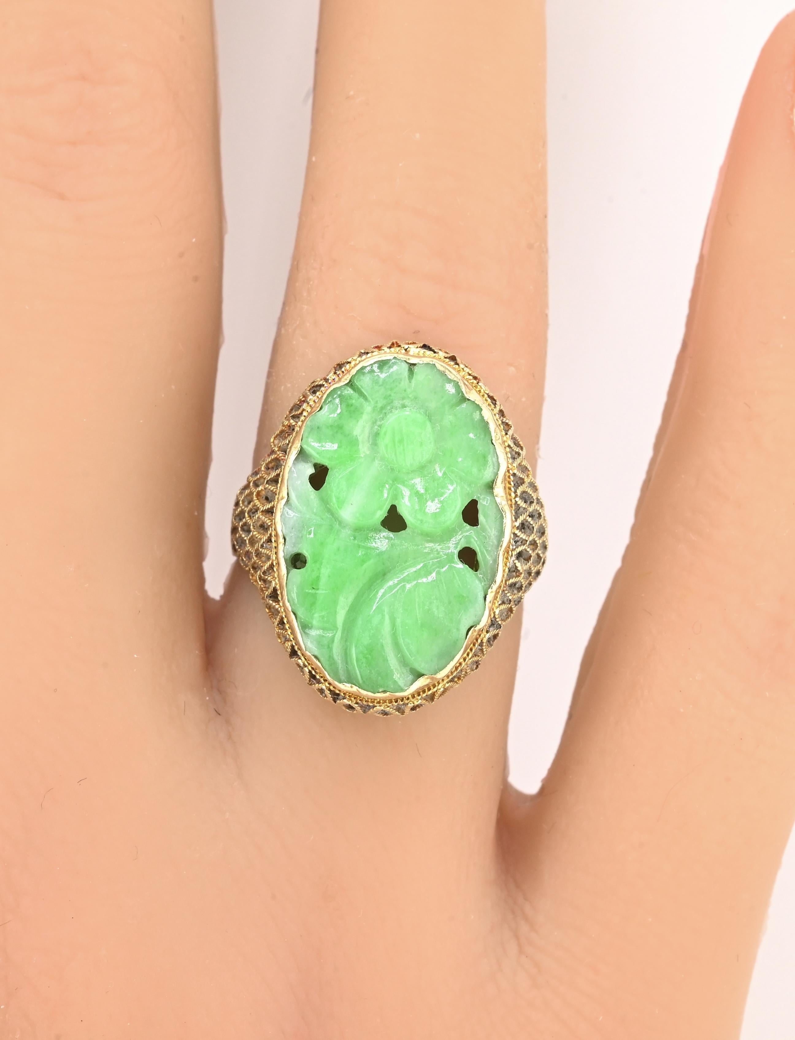 14K Gelbgold Chinesisch geschnitzte Jade Ring - • Größe 7 - • 5.33g - • Natürliche grüne Jade im Angebot 1