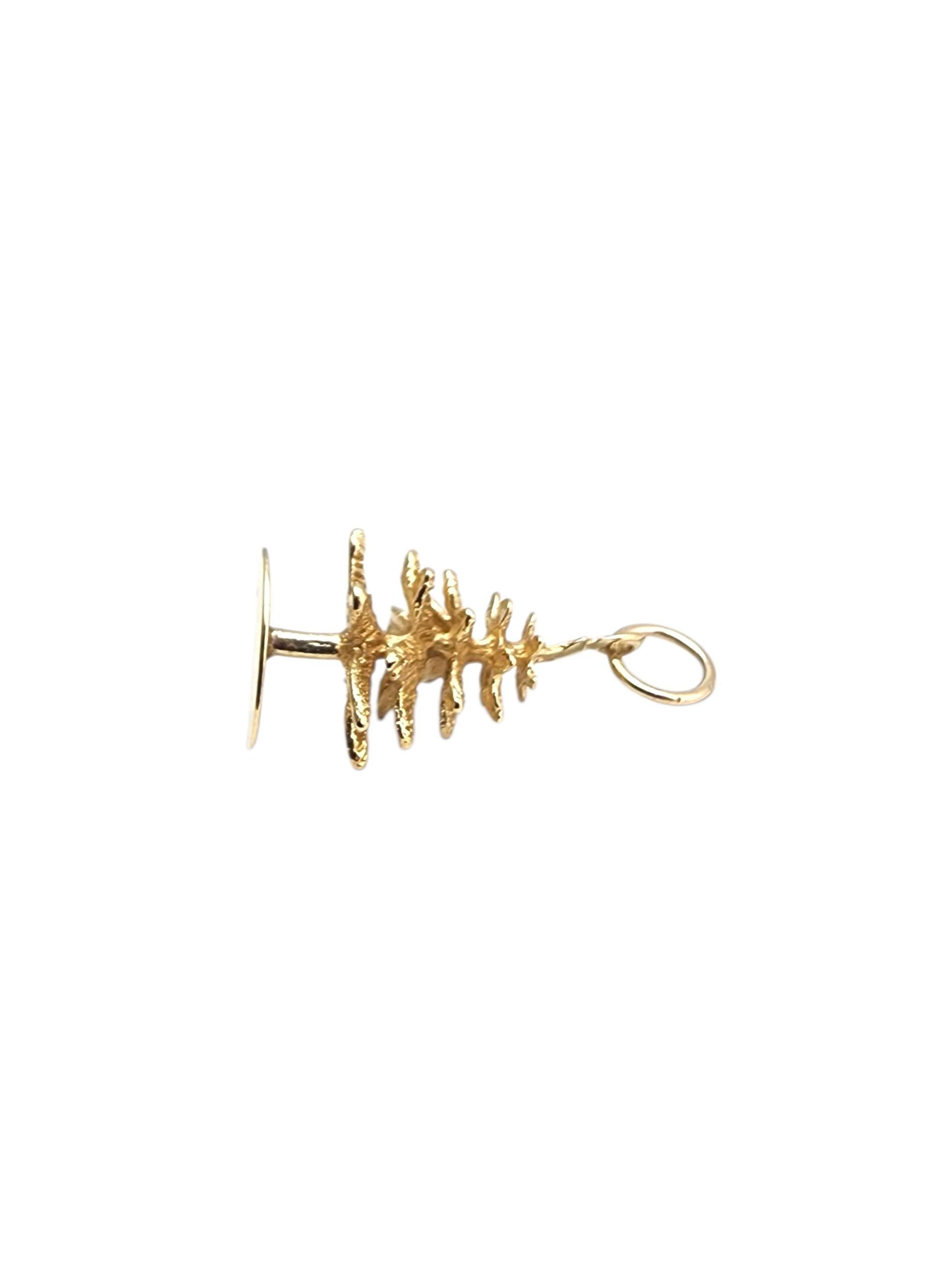 14K Yellow Gold Christmas Tree Charm #22864 In Good Condition For Sale In Washington Depot, CT