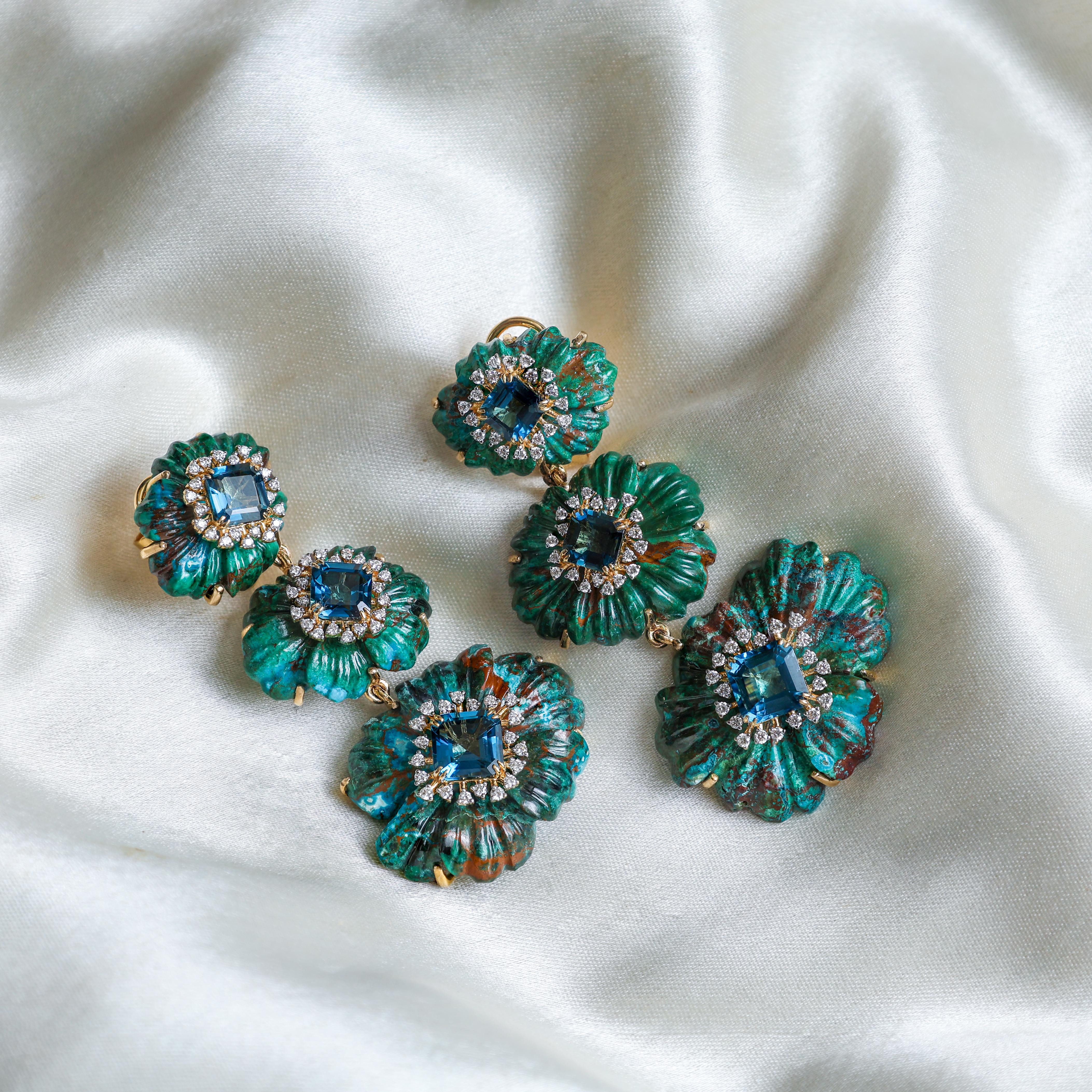 Orecchini in oro giallo 14k con crisocolla e topazio blu di Londra e diamanti in vendita 2
